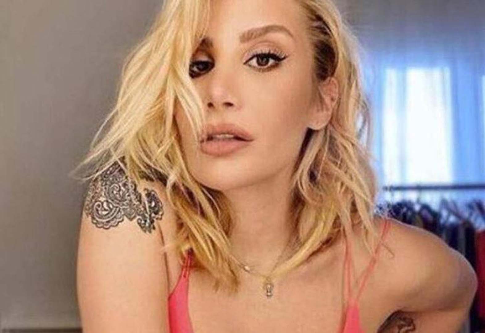 Diagne'nin canlı yayını izleyenleri kahkahaya boğdu! Banyo'da gözlük ve atkı takarak İrem Derici şarkısı dinledi!