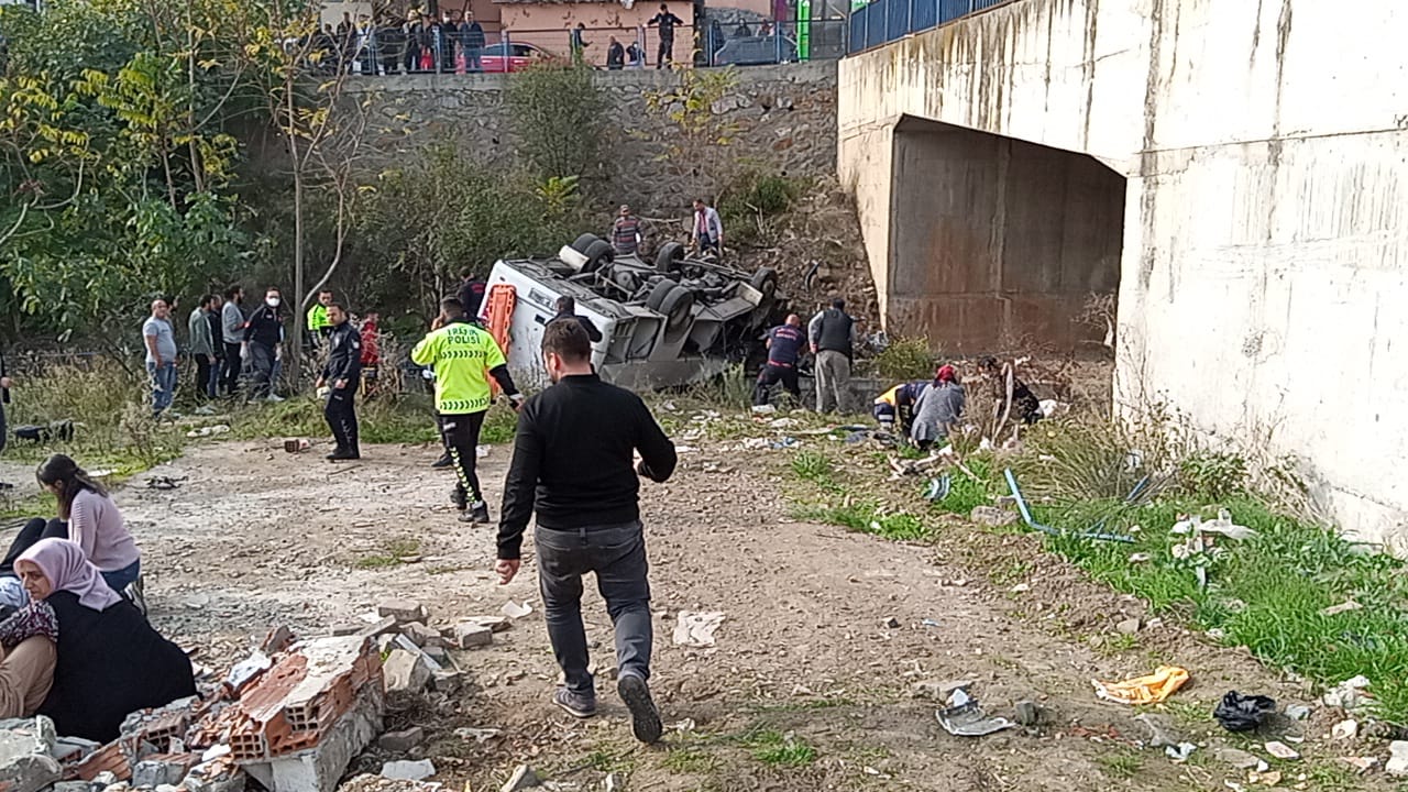 Son dakika | Kocaeli Çayırova'da öğrenci servisi dereye uçtu: Çok sayıda yaralı var!