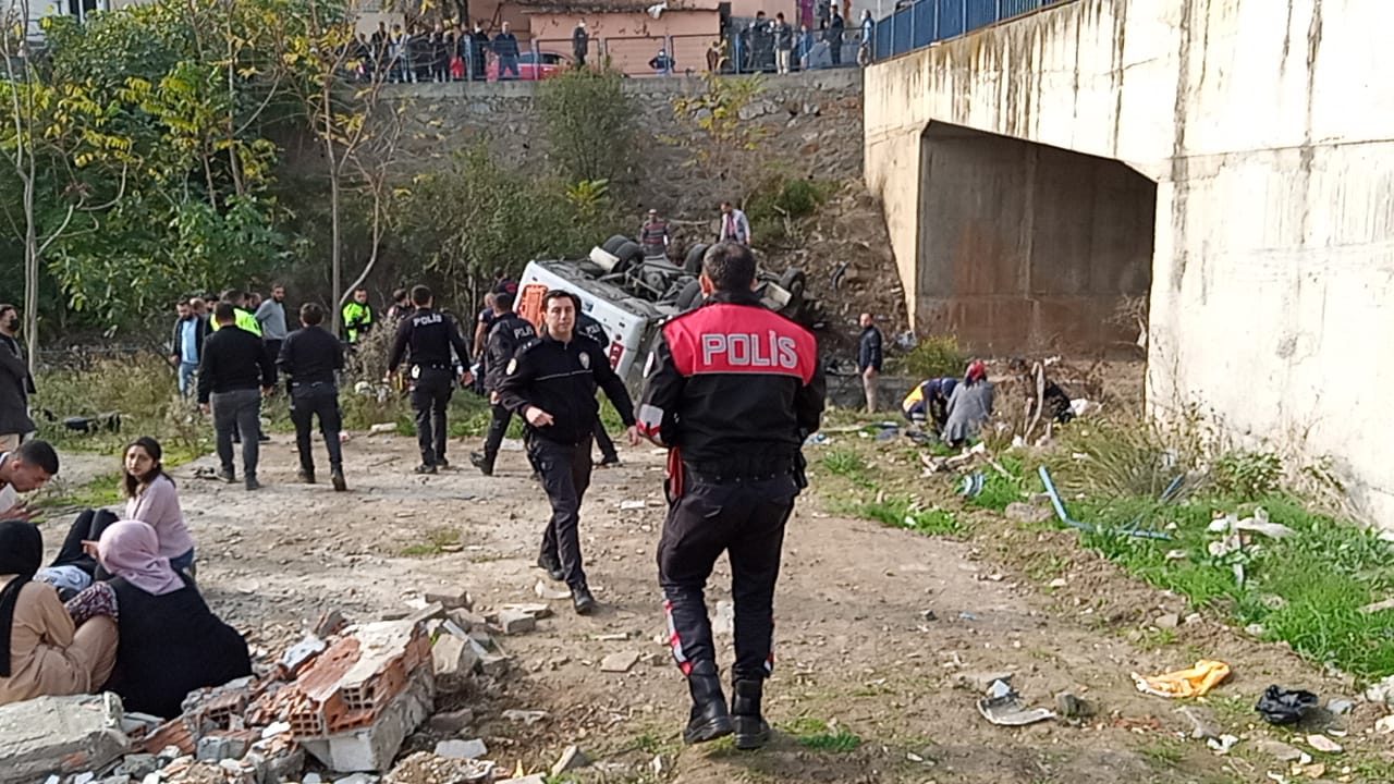 Son dakika | Kocaeli Çayırova'da öğrenci servisi dereye uçtu: Çok sayıda yaralı var!