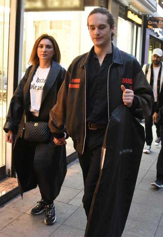 Bilge Öztürk 22 yaş küçük sevgilisi Daren Gerede Erkaya ile ilk kez el ele görüntülendi! Telaşlı halleri dikkat çekti!