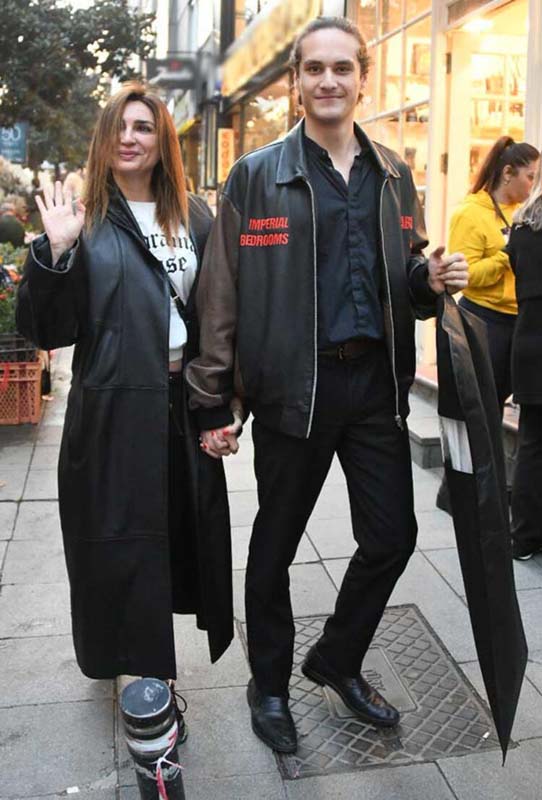 Bilge Öztürk 22 yaş küçük sevgilisi Daren Gerede Erkaya ile ilk kez el ele görüntülendi! Telaşlı halleri dikkat çekti!