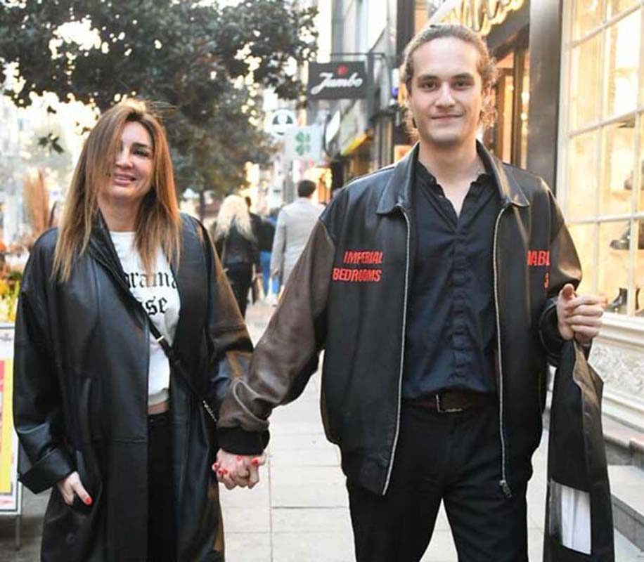 Bilge Öztürk 22 yaş küçük sevgilisi Daren Gerede Erkaya ile ilk kez el ele görüntülendi! Telaşlı halleri dikkat çekti!