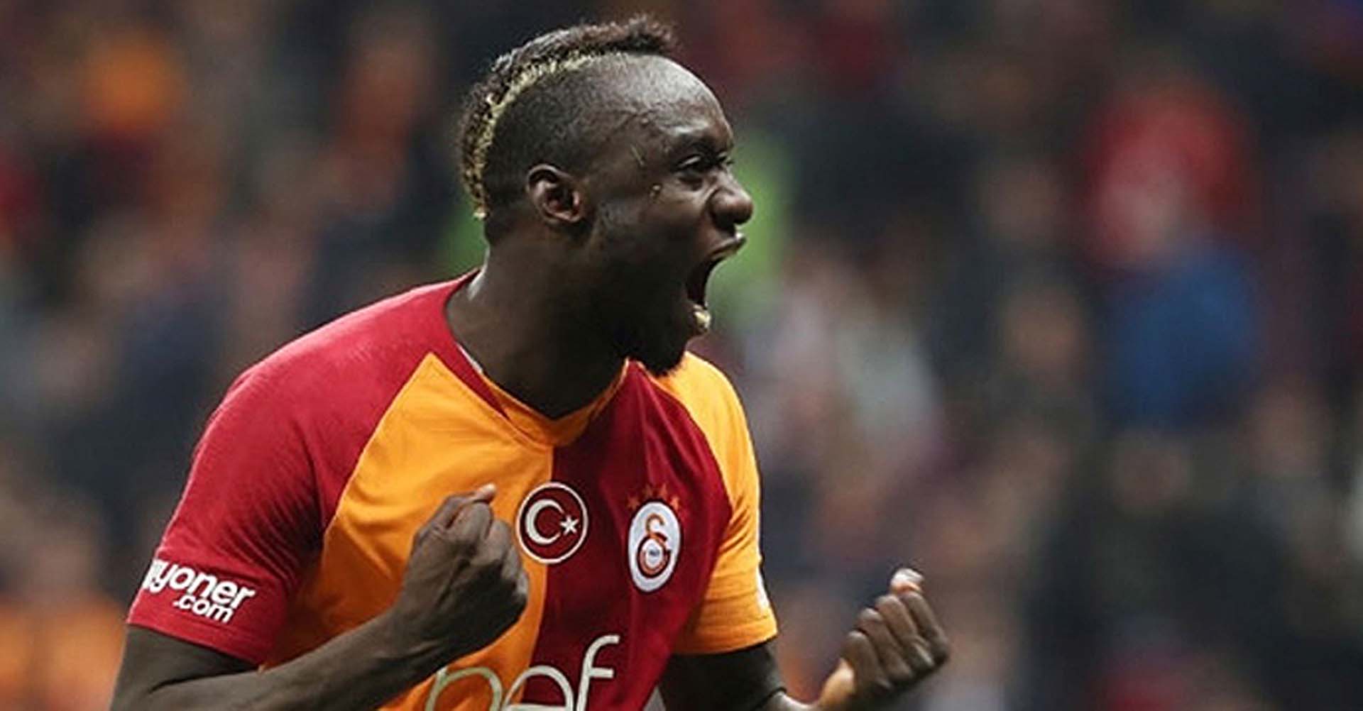 Diagne'nin canlı yayını izleyenleri kahkahaya boğdu! Banyo'da gözlük ve atkı takarak İrem Derici şarkısı dinledi!