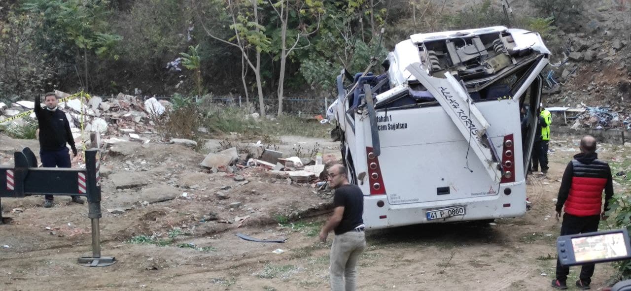 Son dakika | Kocaeli Çayırova'da öğrenci servisi dereye uçtu: Çok sayıda yaralı var!