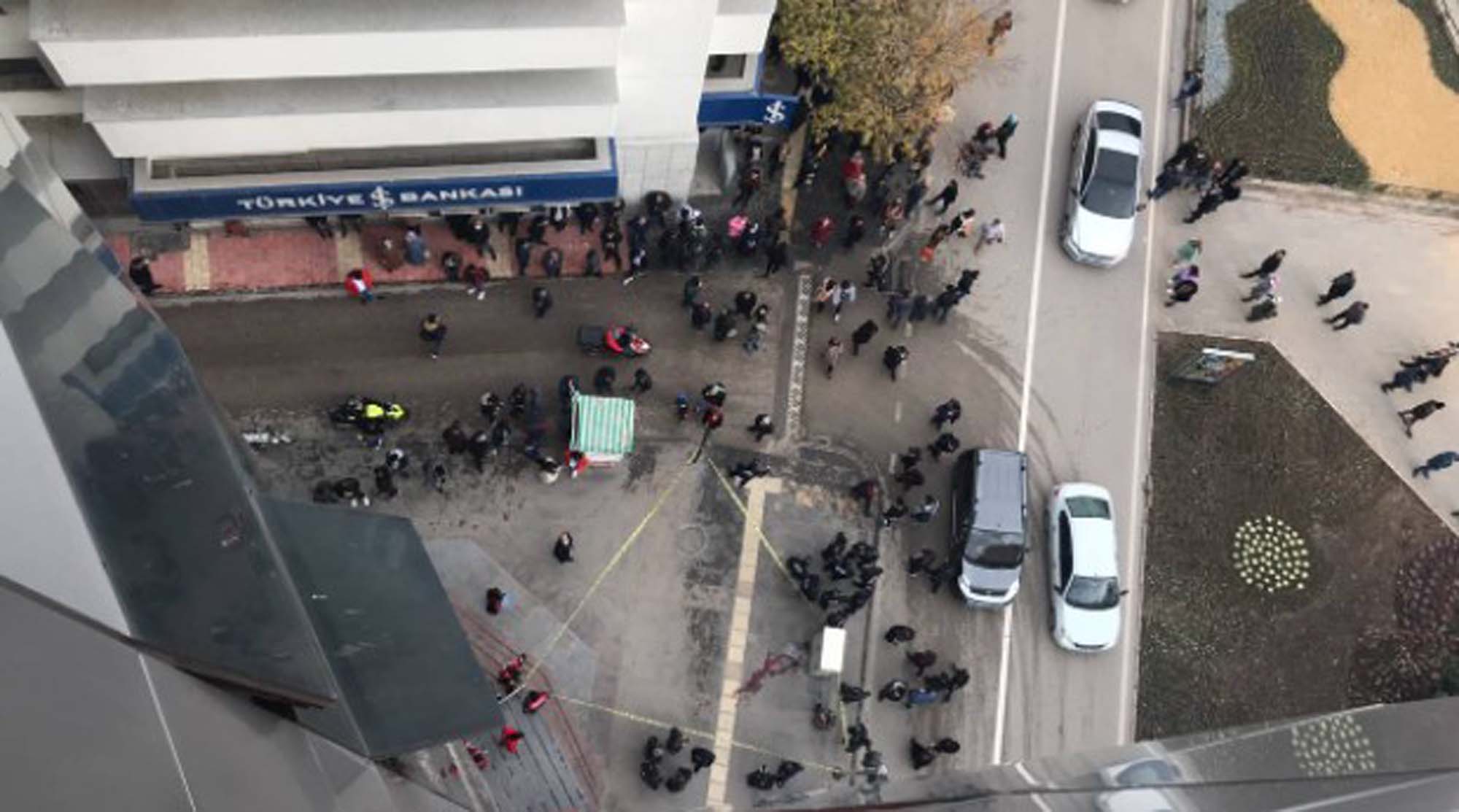 Elazığ'da korkunç intihar! 10. kattan kendini aşağı atan kadın, yoldan geçen vatandaşın üstüne düşerek hayatını kaybetti!