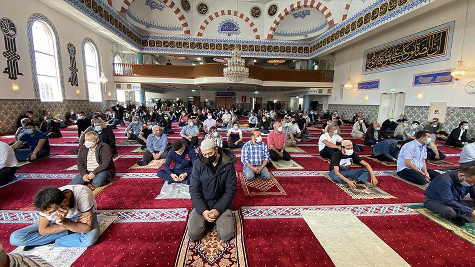 Safları sıklaştırma vakti geldi! Diyanet İşleri Başkanlığından 81 ile genelge: Namazlar saf düzenine göre kılınacak