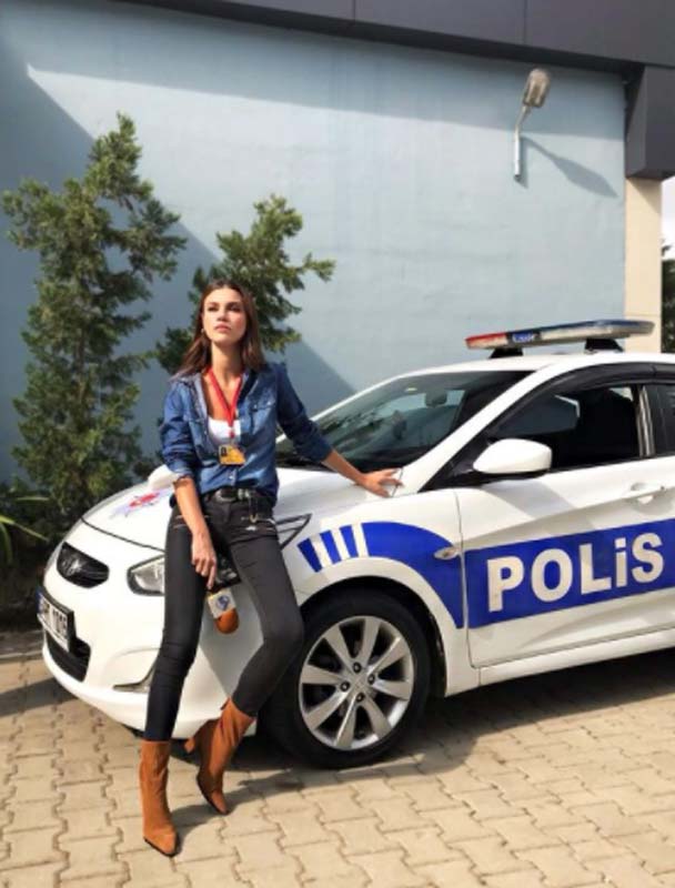 Arka Sokakların Zeliş'i artık başka dizinin Zeliha'sı! Yüsra Geyik ilgiyle izlenen o dizide!