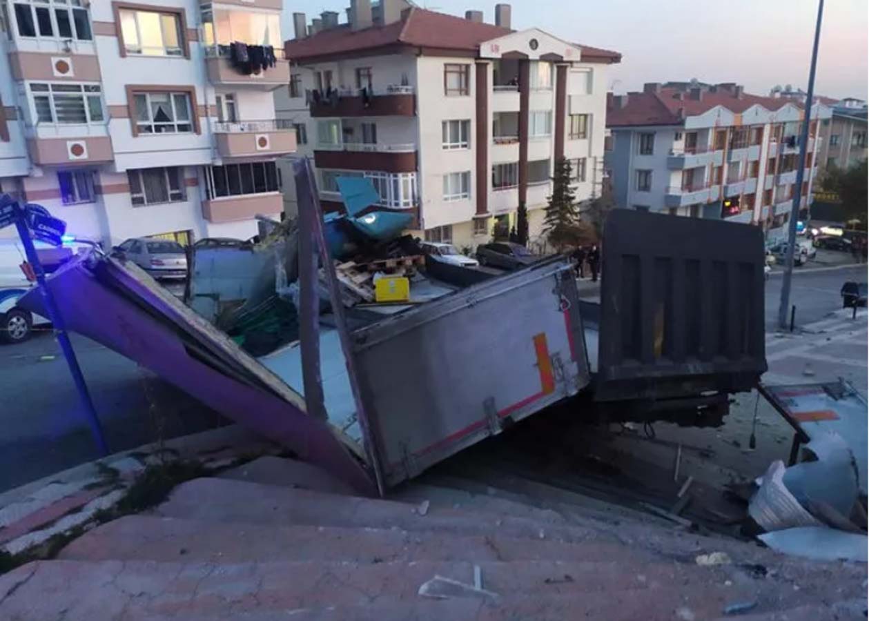 Park halindeyken freni patlayan sürücüsüz kamyon korku dolu anlara sebep verdi!