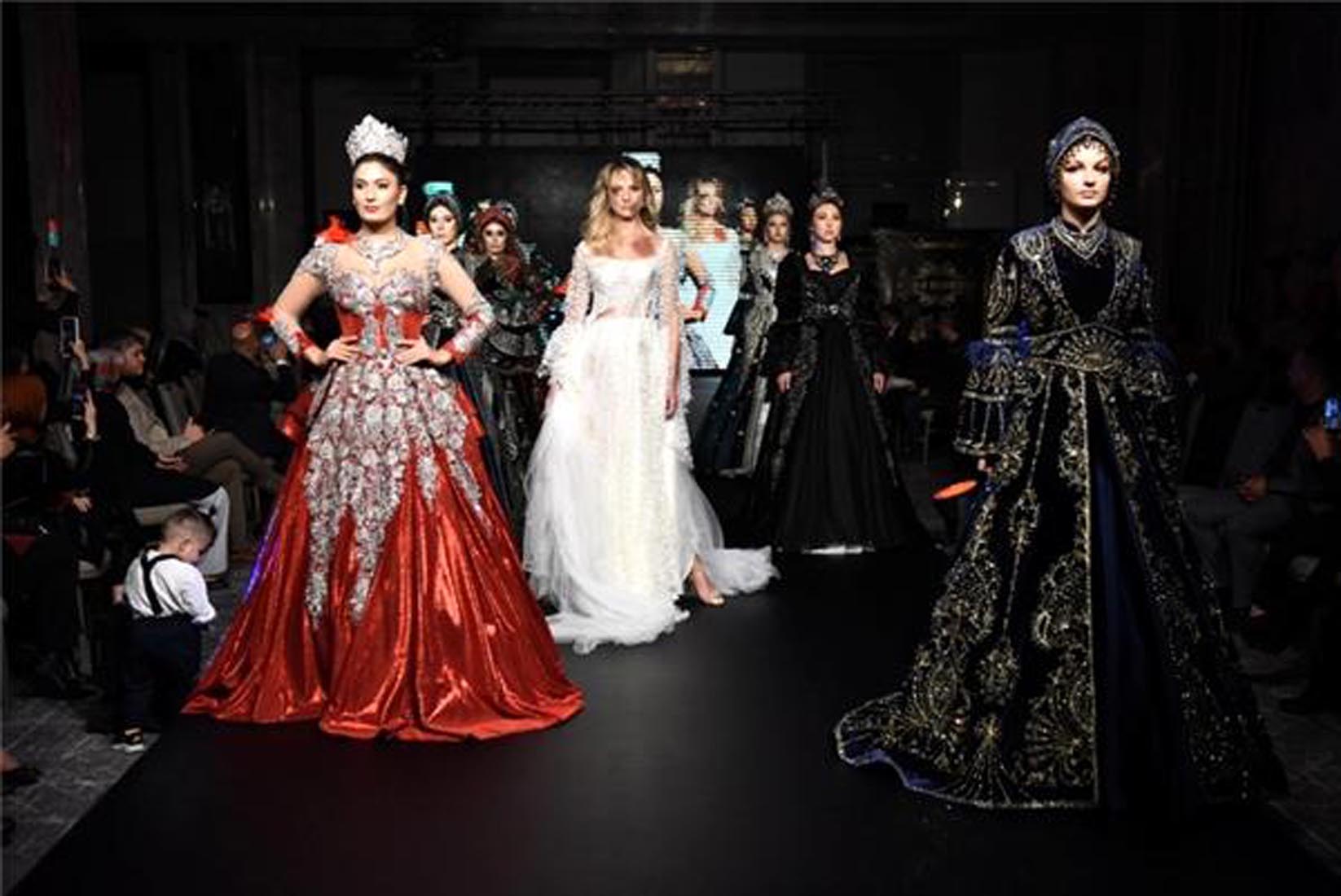 Kadına şiddete Artık dur hareketi! Şebnem Schaefer defilede Şiddete uğrayan gelin konseptiyle podyuma çıktı!