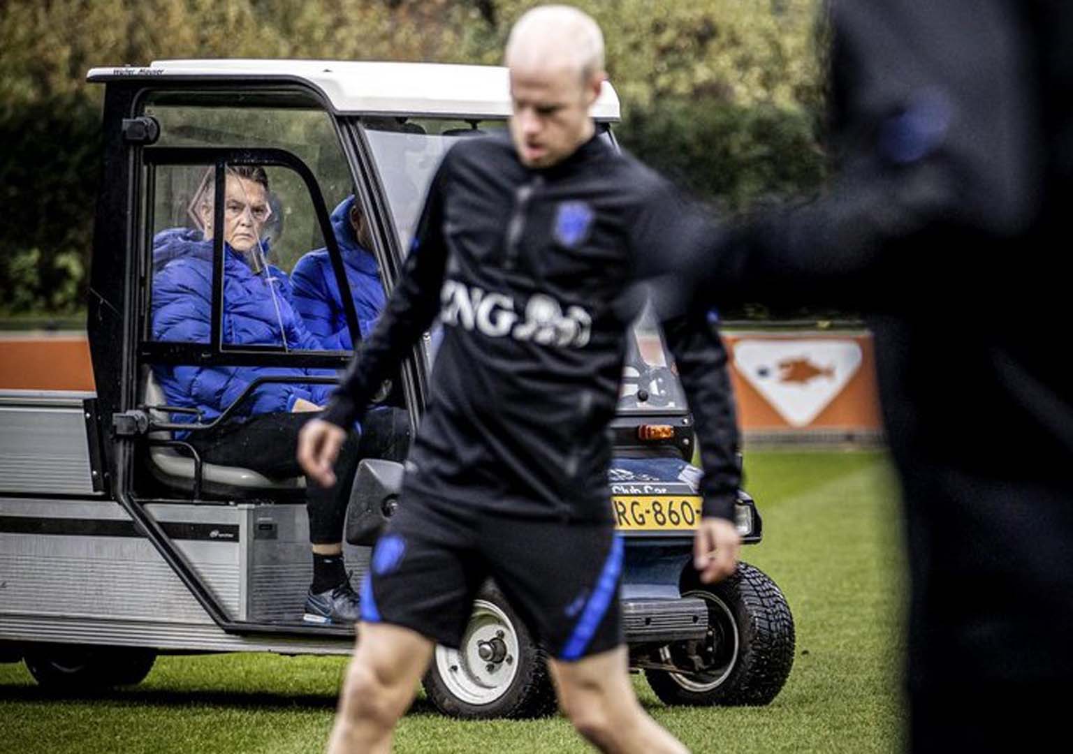 Hollanda milli takım teknik direktörü Louis van Gaal kaza geçirdi, iki kez ameliyat oldu!