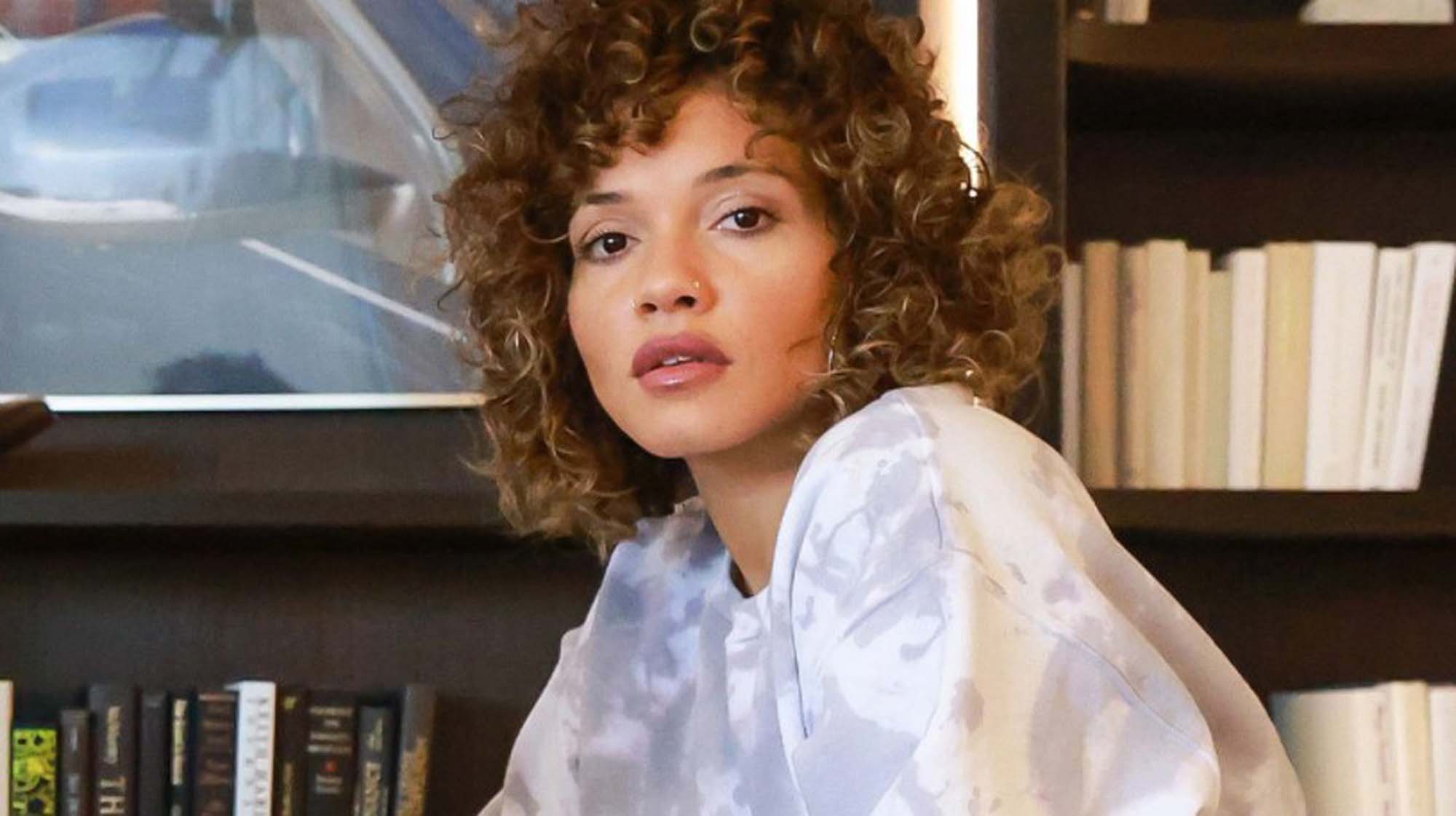 Brass Against'in solisti Sophia Urista, pantolonunu indirerek hayranın yüzüne idrarını yaptı! Müzik grubundan açıklama geldi!