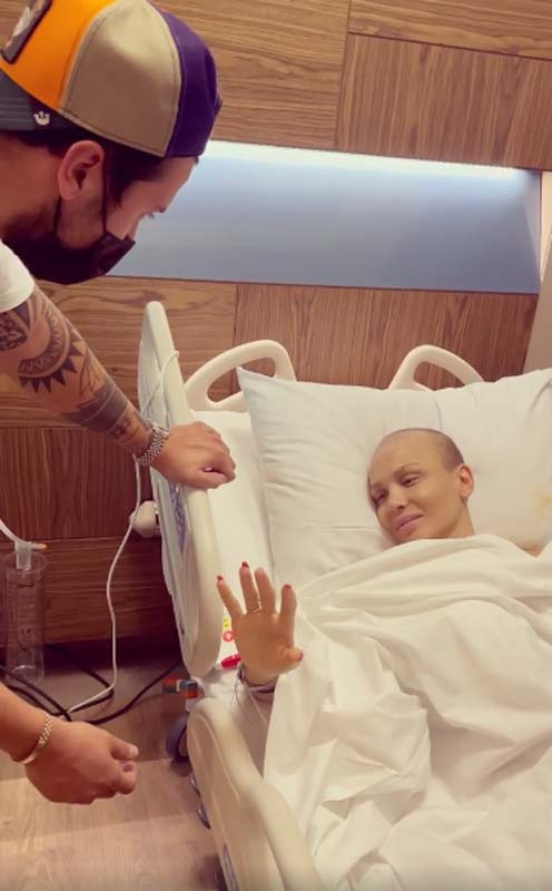 Kanser tedavisi gören şarkıcı Şimal'e narkoz etkisindeyken nişanlısından büyük sürpriz! Bana sarılır mısın?