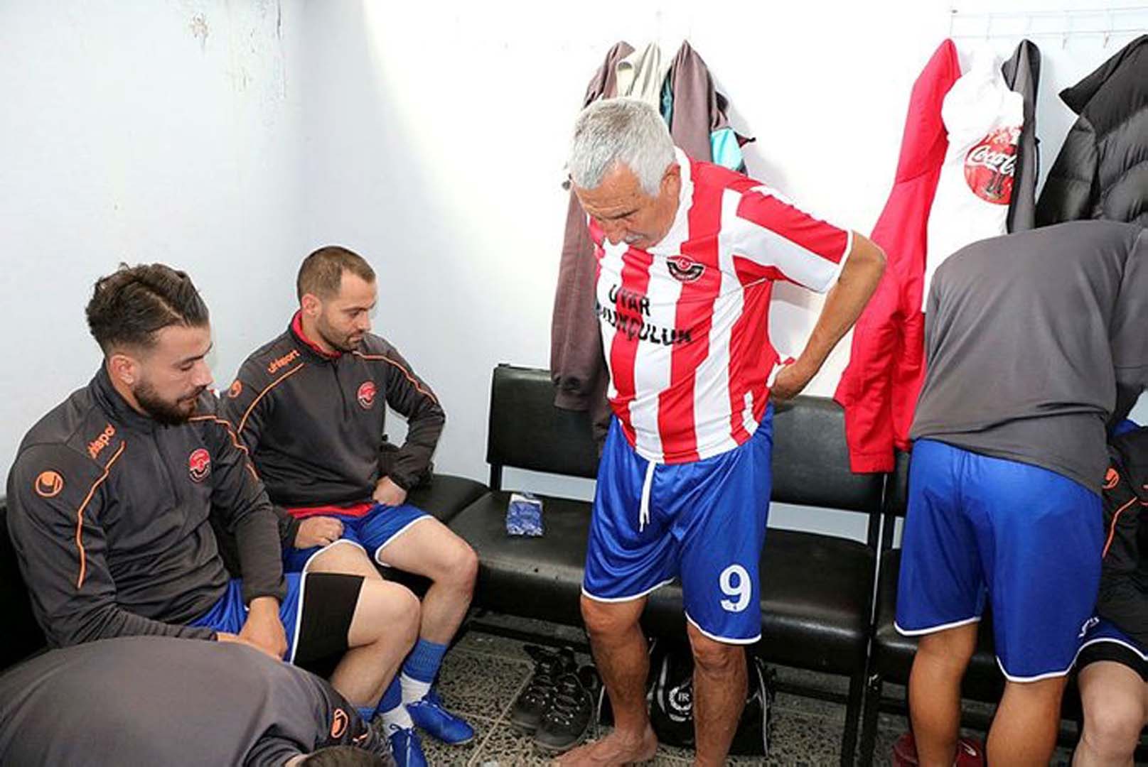 Futbol aşkına yaşı engel olmuyor! 72 yaşında yeni kulübüyle sözleşme imzaladı!