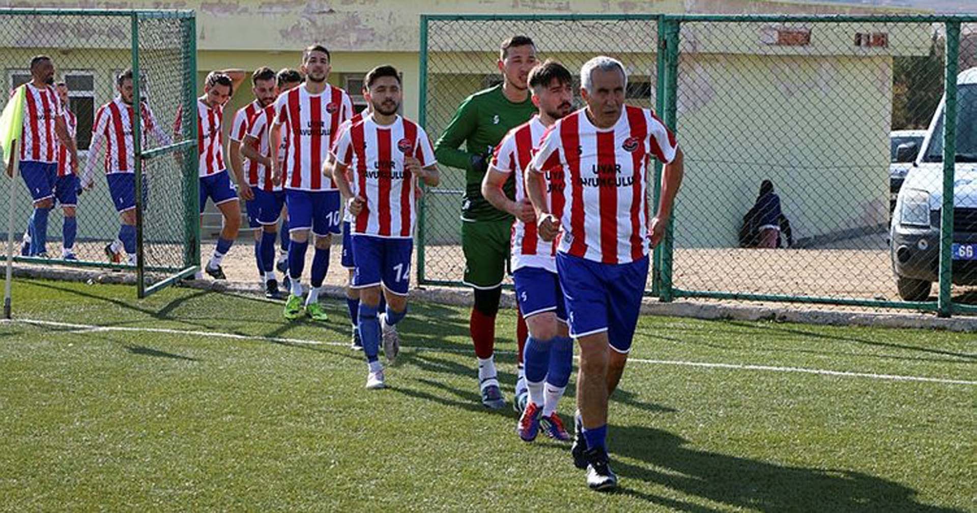 Futbol aşkına yaşı engel olmuyor! 72 yaşında yeni kulübüyle sözleşme imzaladı!