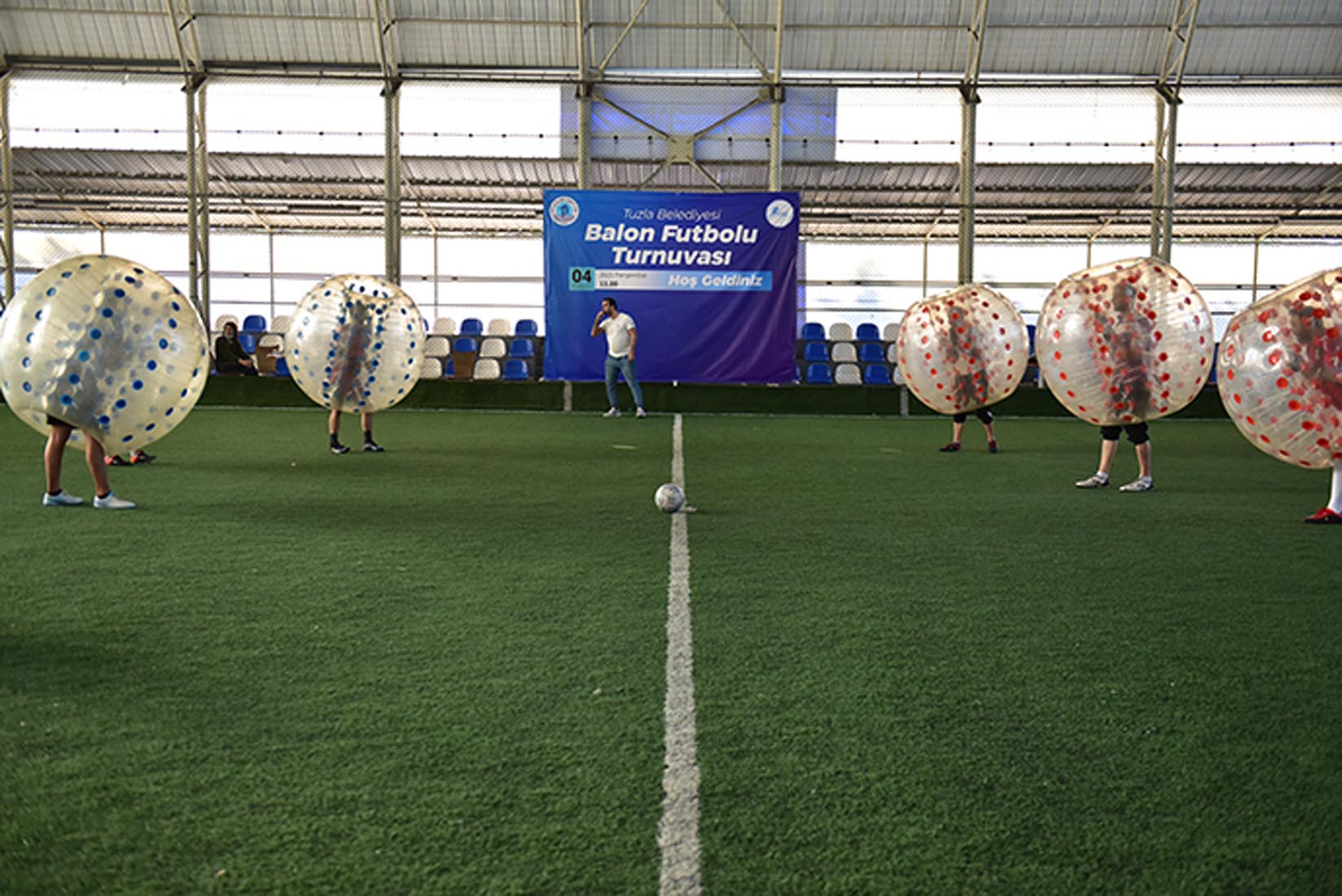 Tuzla’da Balon Futbolu Turnuvası! Turnuva boyunca balonlar ile yapılan çarpışma anları dikkat çekti