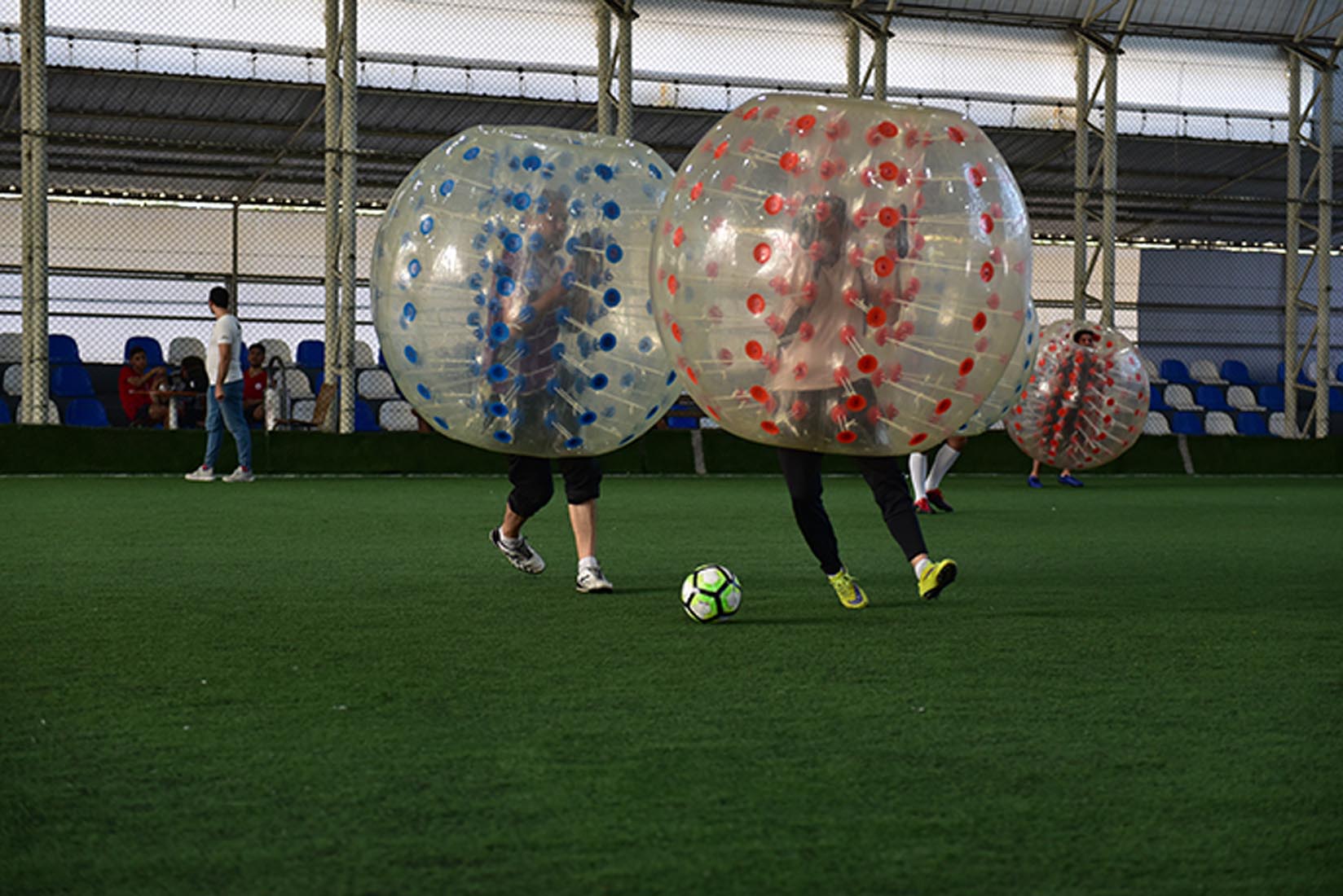 Tuzla’da Balon Futbolu Turnuvası! Turnuva boyunca balonlar ile yapılan çarpışma anları dikkat çekti