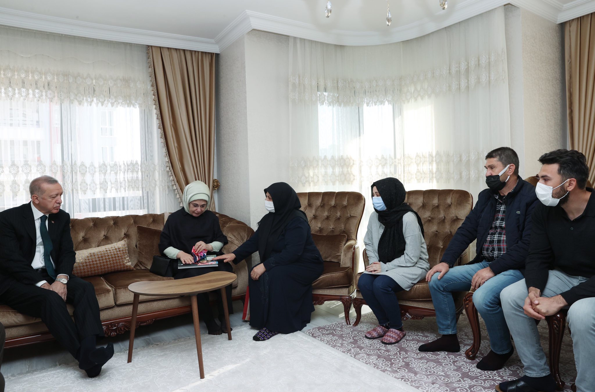 Cumhurbaşkanı Erdoğan, vahşice katledilen Başak Cengiz'in ailesine taziye ziyaretinde bulundu!