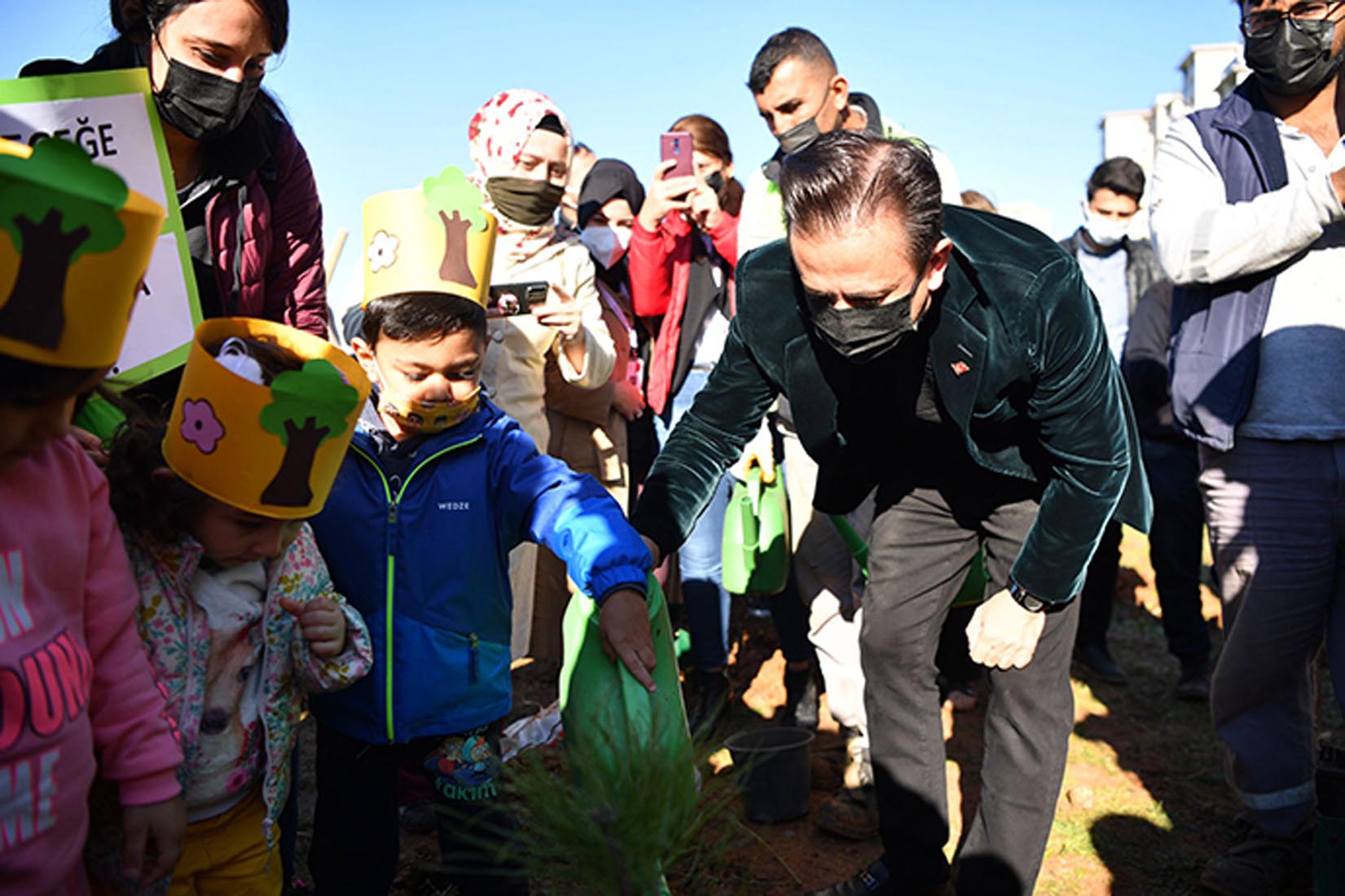 Tuzla Belediyesi tarafından 11 Kasım Milli Ağaçlandırma Günü için fidan dikme etkinliği gerçekleştirildi