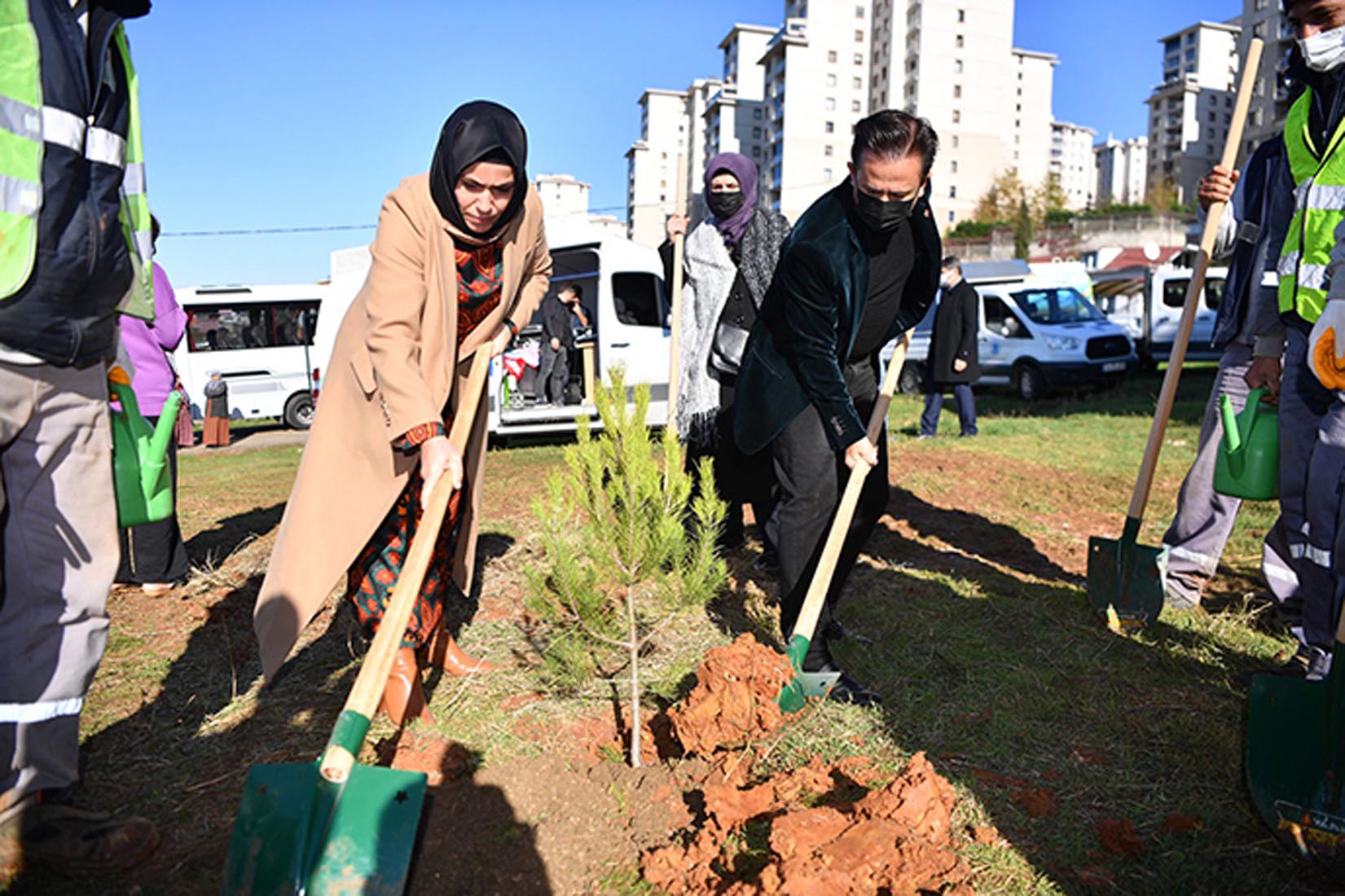 Tuzla Belediyesi tarafından 11 Kasım Milli Ağaçlandırma Günü için fidan dikme etkinliği gerçekleştirildi