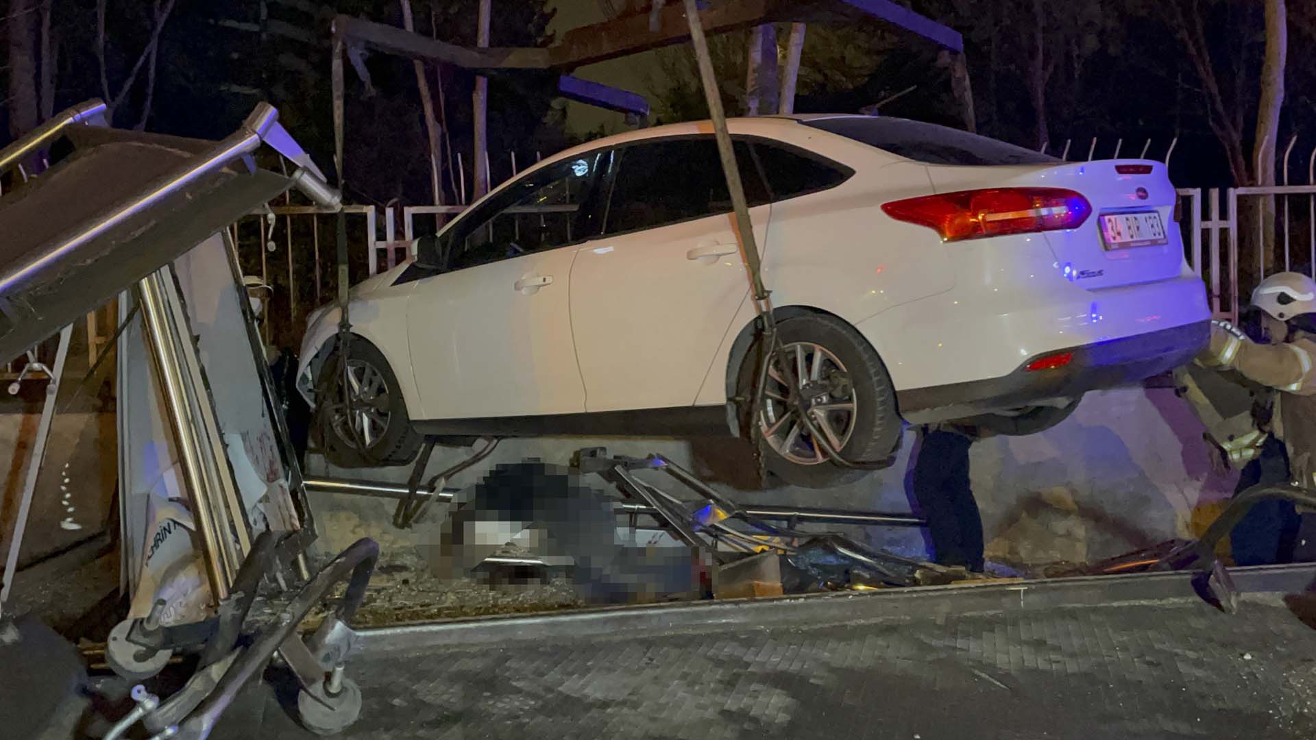 İstanbul Ataşehir'de otomobil, otobüs durağına daldı: Fikret Ağırman öldü, kardeşi ve sürücü yaralandı 