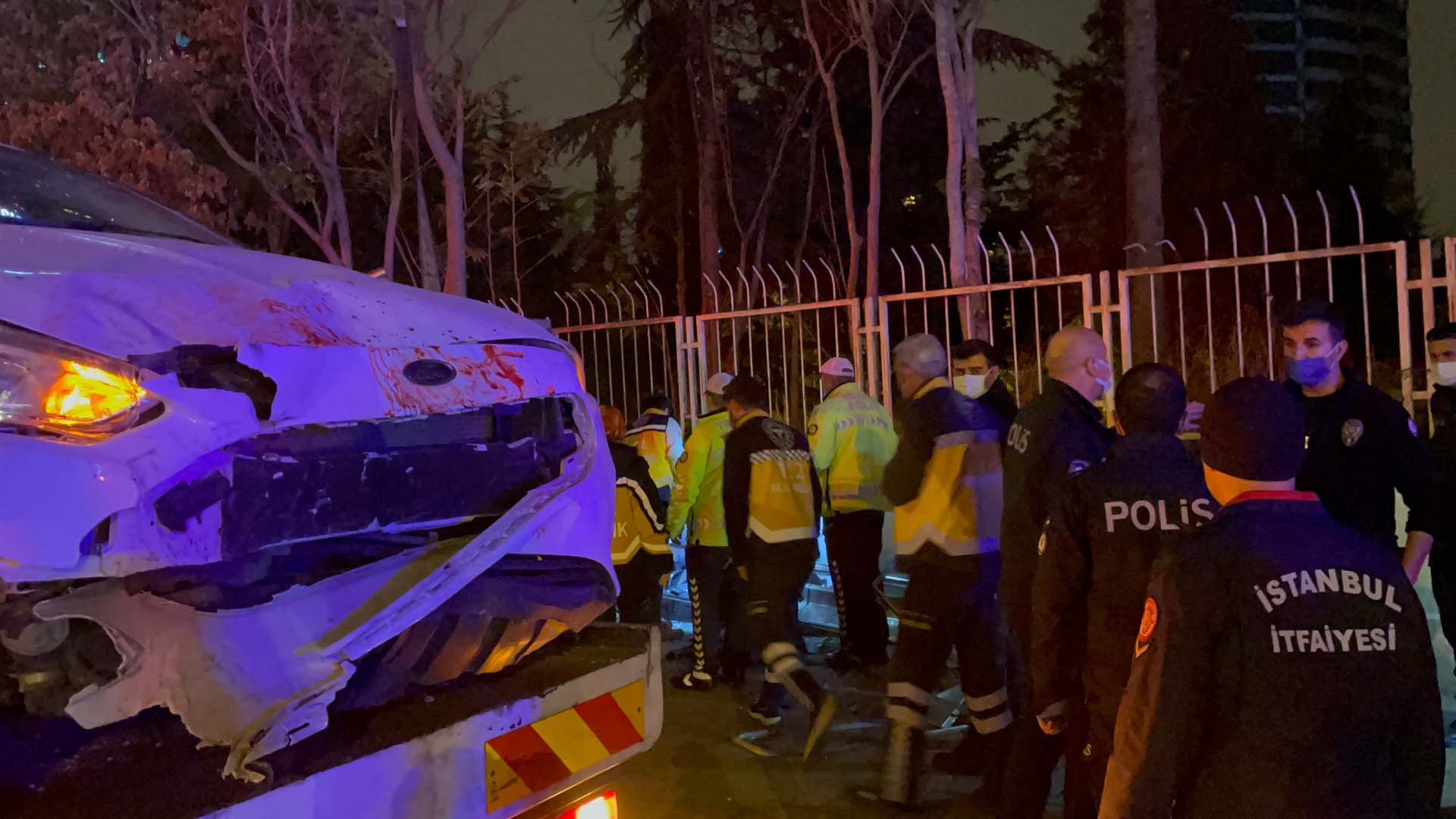 İstanbul Ataşehir'de otomobil, otobüs durağına daldı: Fikret Ağırman öldü, kardeşi ve sürücü yaralandı 