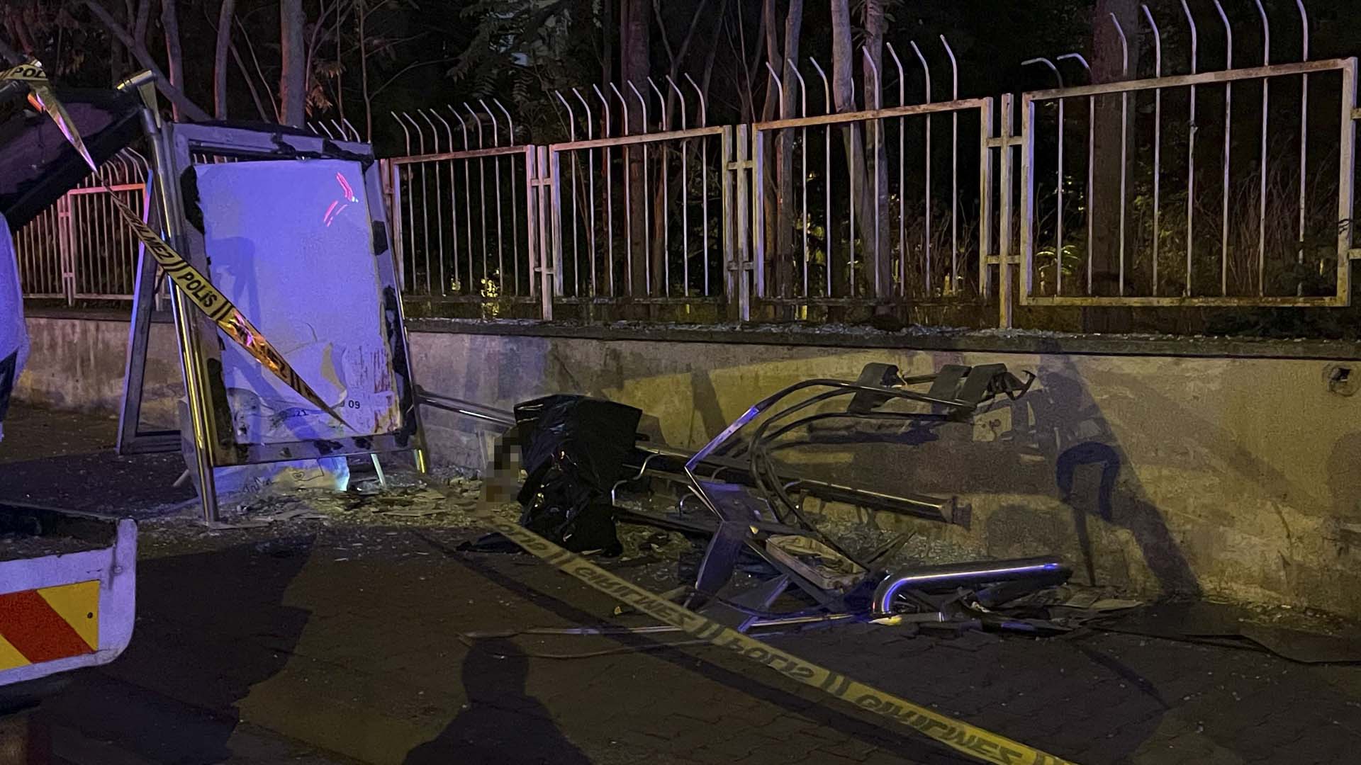 İstanbul Ataşehir'de otomobil, otobüs durağına daldı: Fikret Ağırman öldü, kardeşi ve sürücü yaralandı 