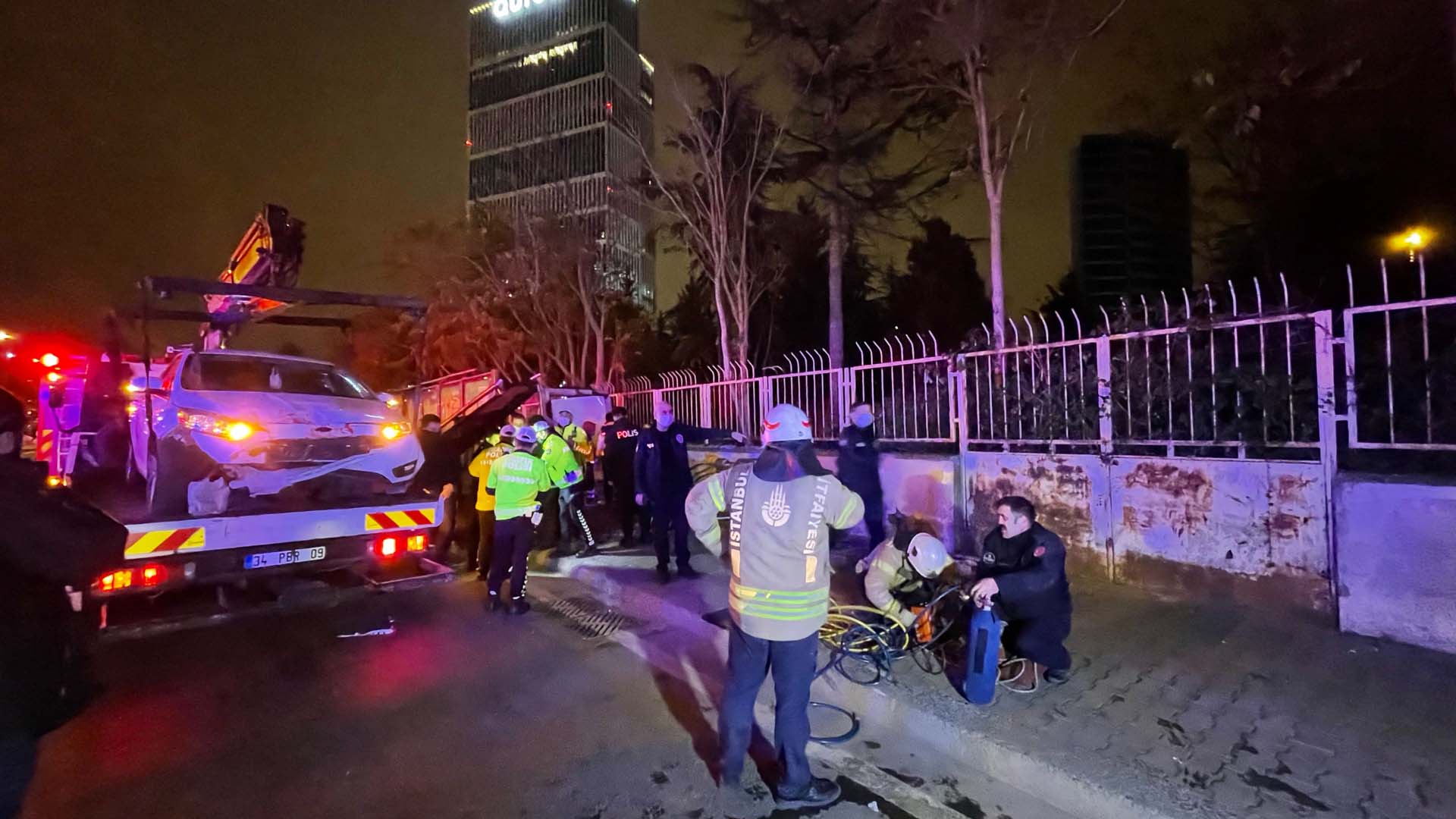 İstanbul Ataşehir'de otomobil, otobüs durağına daldı: Fikret Ağırman öldü, kardeşi ve sürücü yaralandı 