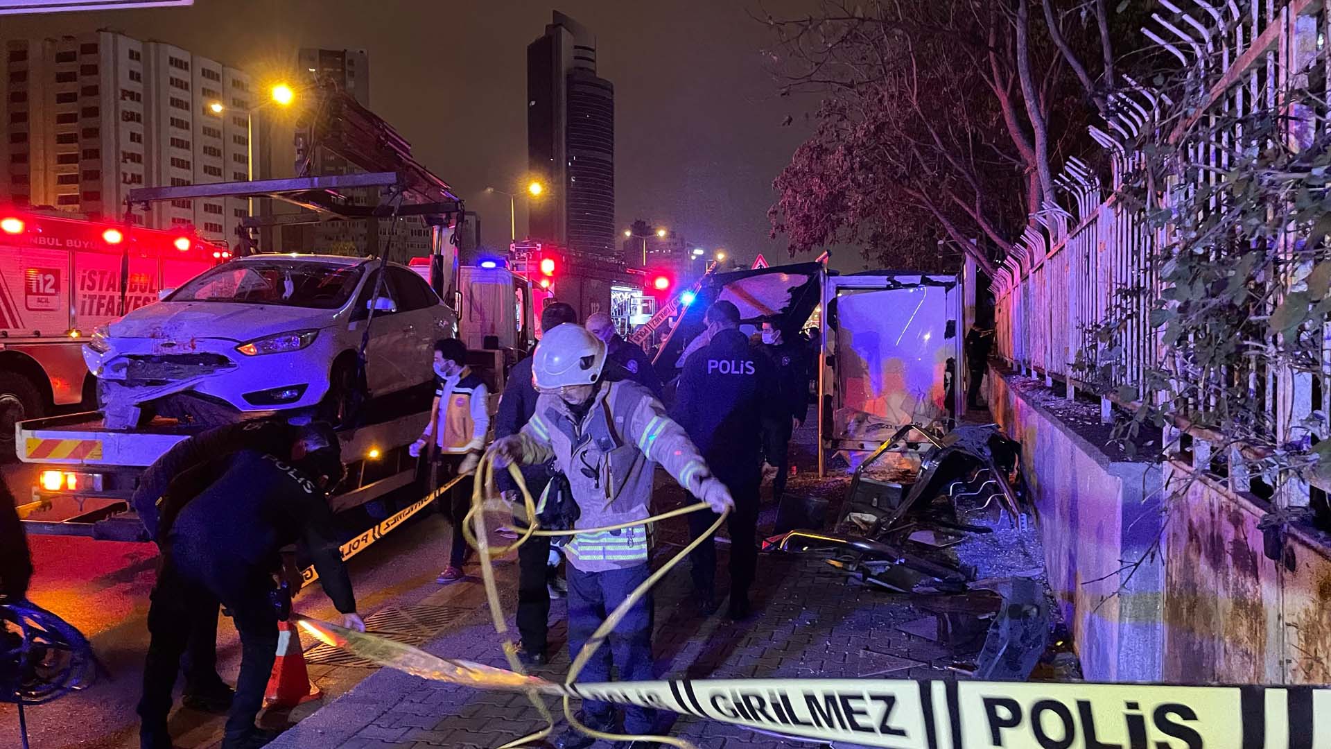 İstanbul Ataşehir'de otomobil, otobüs durağına daldı: Fikret Ağırman öldü, kardeşi ve sürücü yaralandı 