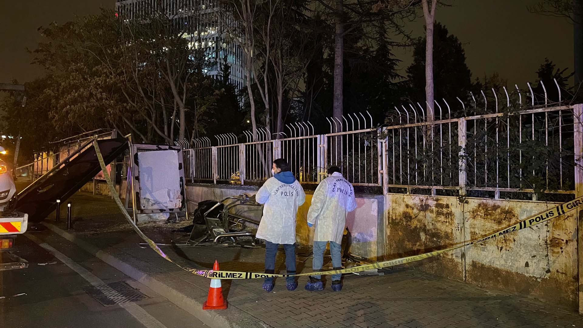 İstanbul Ataşehir'de otomobil, otobüs durağına daldı: Fikret Ağırman öldü, kardeşi ve sürücü yaralandı 