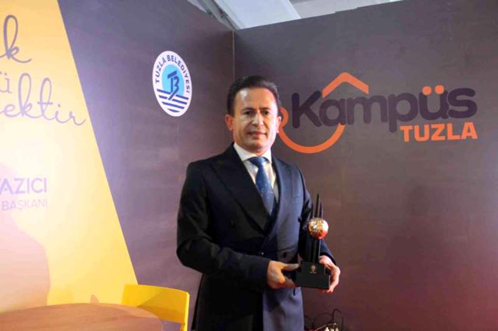 Kampüs Tuzla Projesi’ne Ödül! Tuzla Belediye Başkanı Şadi Yazıcı, ödülü Cumhurbaşkanı Erdoğan’ın elinden aldı.