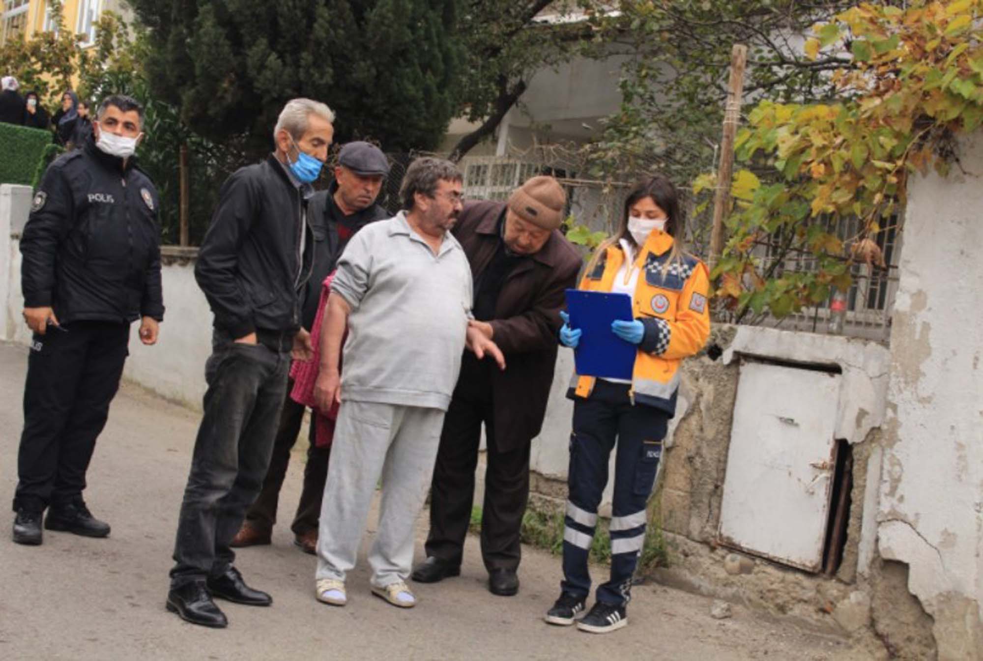 Hasta babasının ve kendisinin içinde bulunduğu evi ateşe verdi! Yaşlı adam cayır cayır yanmaktan son anda kurtuldu!