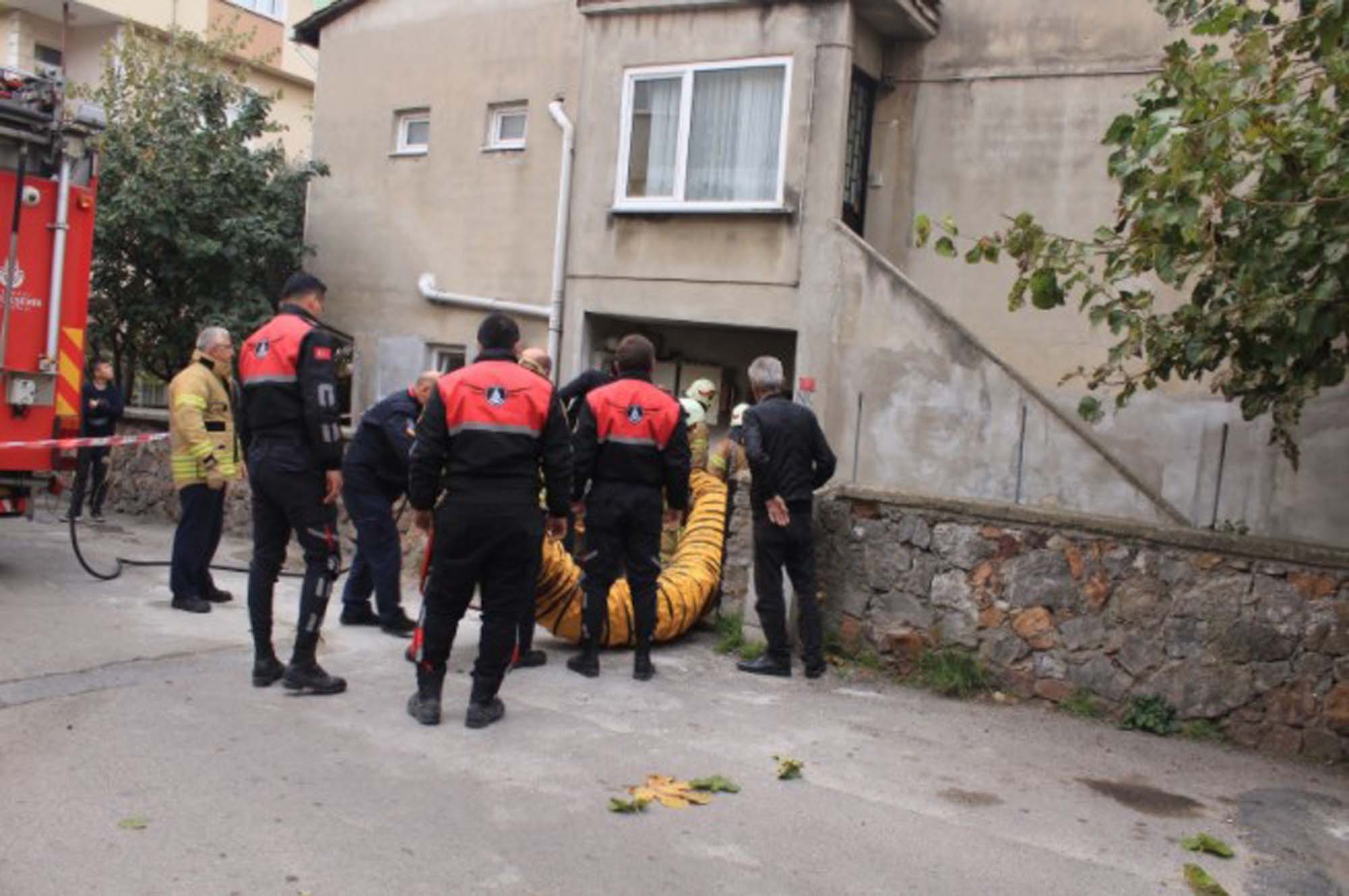 Hasta babasının ve kendisinin içinde bulunduğu evi ateşe verdi! Yaşlı adam cayır cayır yanmaktan son anda kurtuldu!