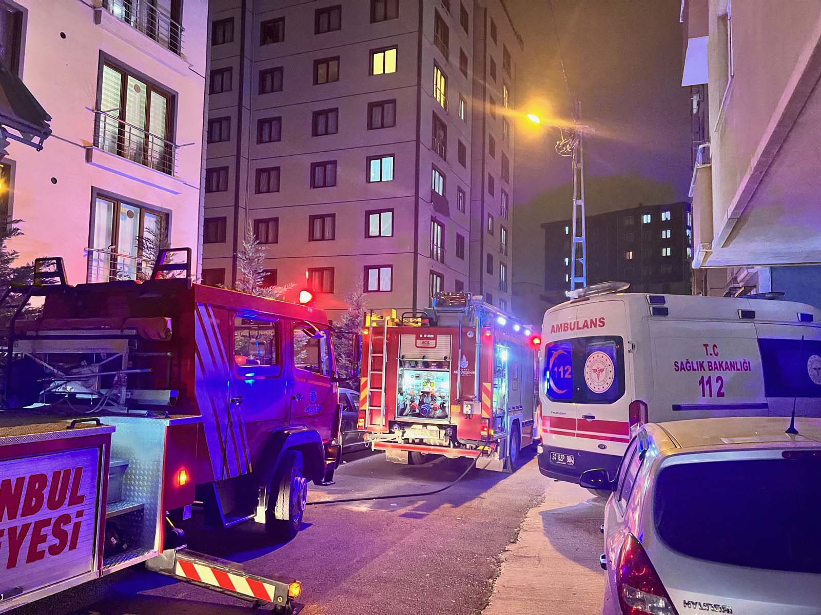 İstanbul Pendik'te psikolojik sorunları olan kişi kendini eve kilitledi, apartmanı yakmaya çalıştı! Özel harekat polisleri müdahale etti