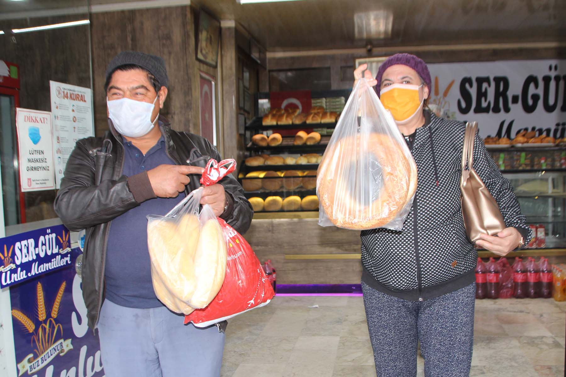 Antalya Serik'te ekmek zammına tepki gösteren fırıncı 3 TL'lik ekmeği 2,25 TL'den satmaya başladı 