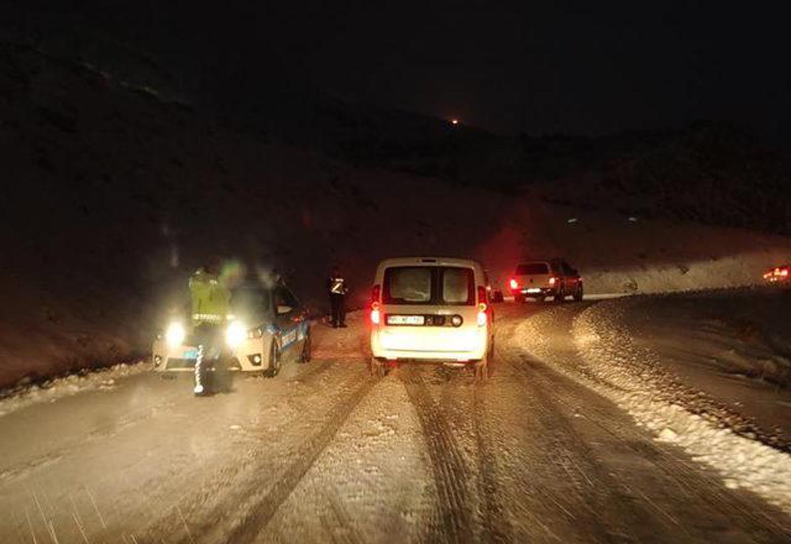 Van'da kar yağışı etkili oldu, sürücüler yolda kaldı