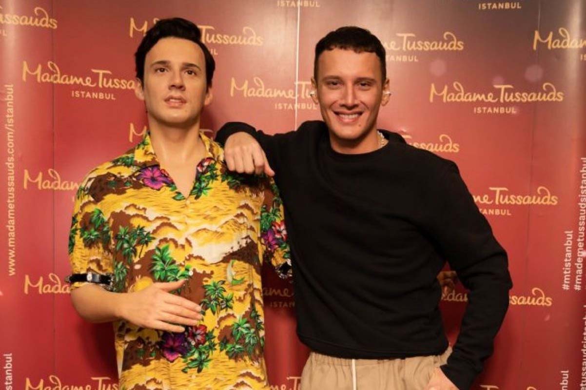 Edis balmumuyla buluştu! Ortaya samimi görüntüler çıktı! Kim bu yakışıklı?