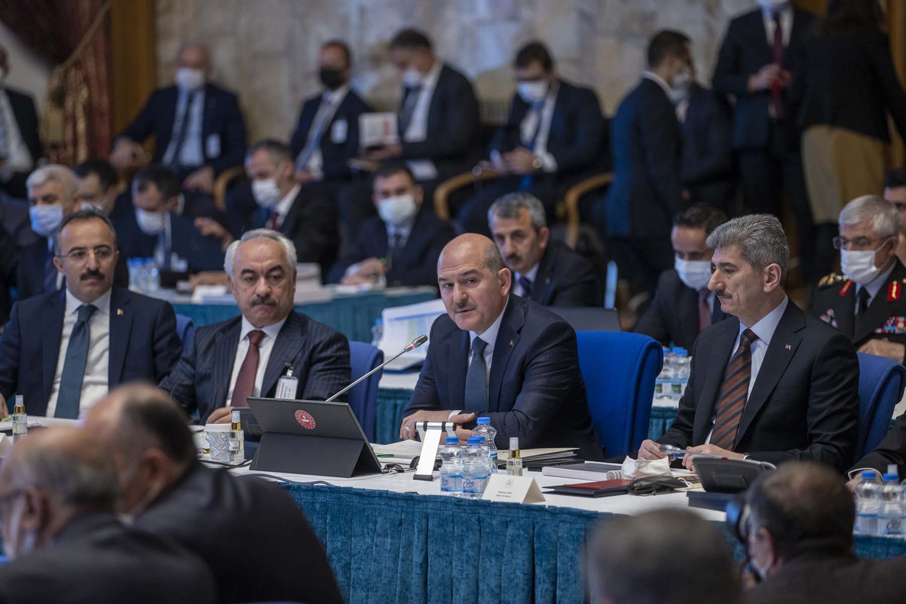 İçişleri Bakanı Süleyman Soylu, terörle mücadeleyi anlatırken gülen CHP'li Engin Özkoç'a sert çıktı: Biz şehit veriyoruz, sen gevrek gevrek gülüyorsun