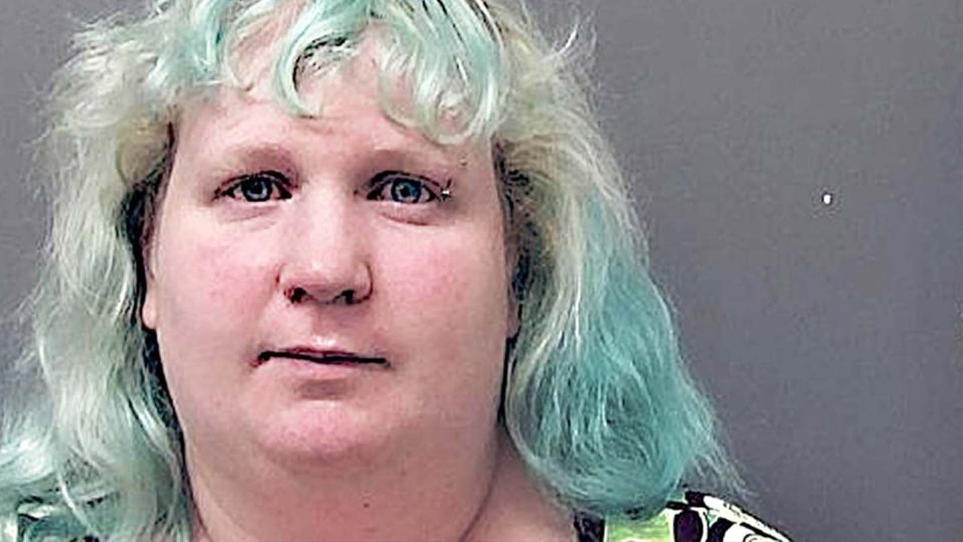 Pes dedirten olay! 15 yaşındaki erkek çocukla defalarca ilişkiye giren anne tutuklandı!