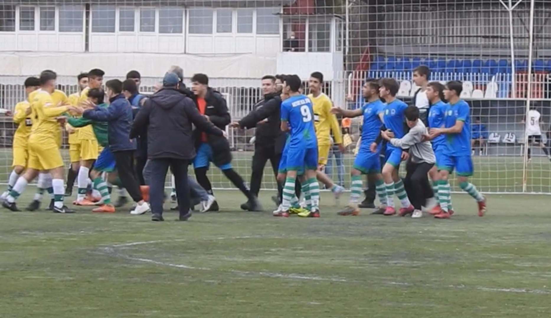 Gençler sahaya futbol için çıktı, boksa geçti! Tekmeli yumruklu birbirine girdiler!