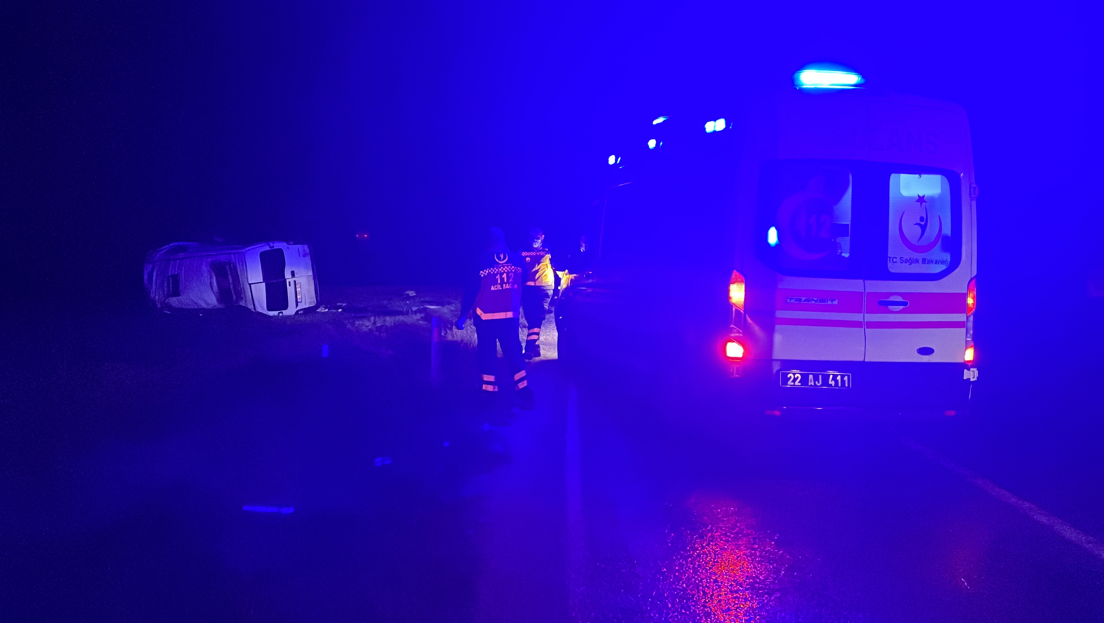 Edirne'de düzensiz göçmenleri taşıyan minibüs devrildi! Çok sayıda yaralı var!