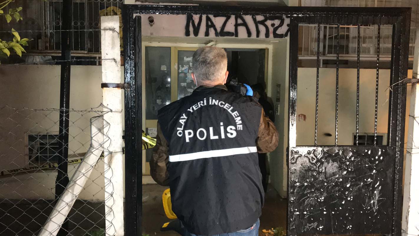 Adana'da kimliği belirsiz bir kadın apartman bahçesinde silahla vurulmuş halde bulundu! Hastanede hayatını kaybetti