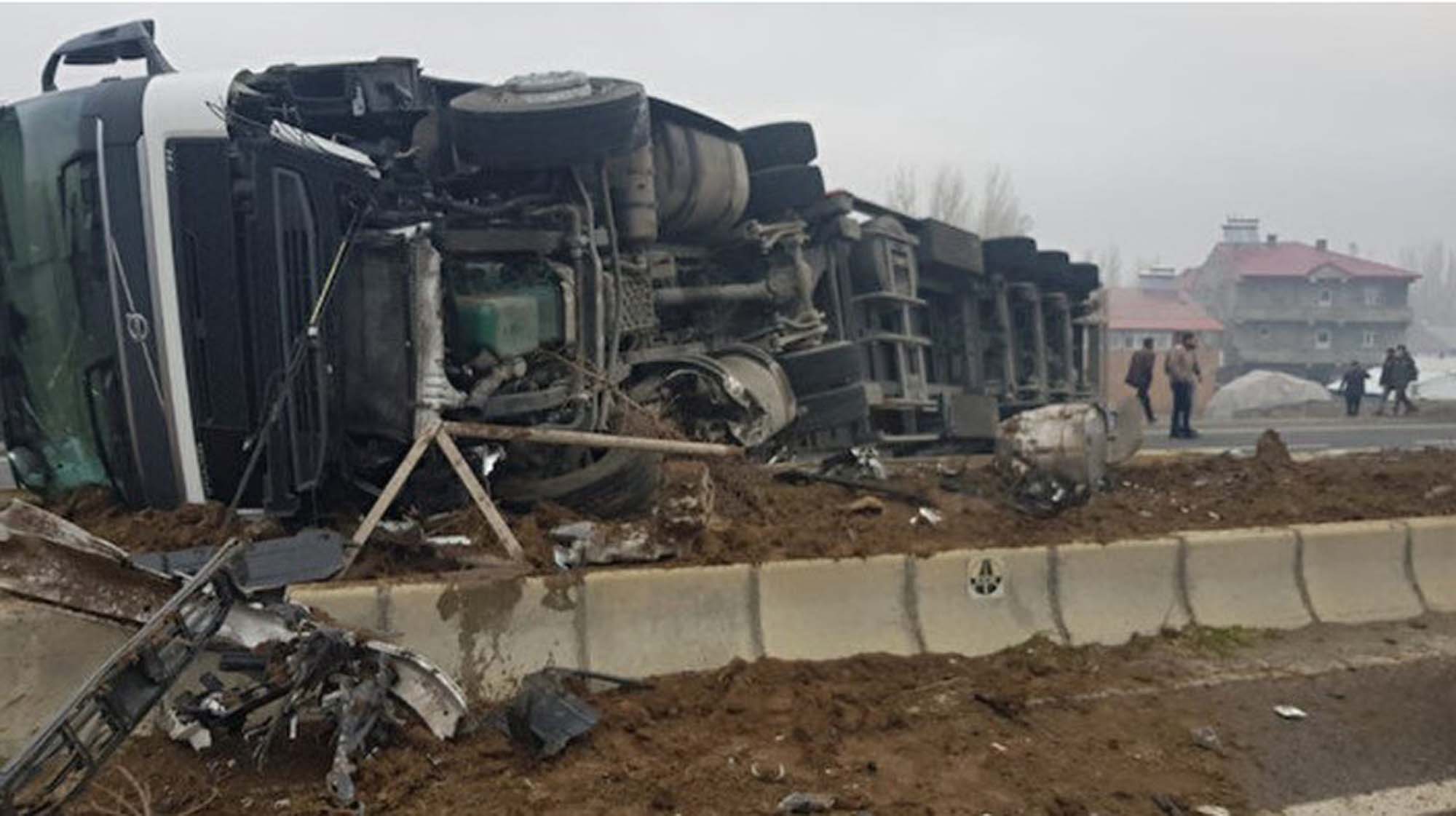 Başkasını canından etmemek için kendi canından oluyordu! Ağrı'da devrilen tır hurdaya döndü!