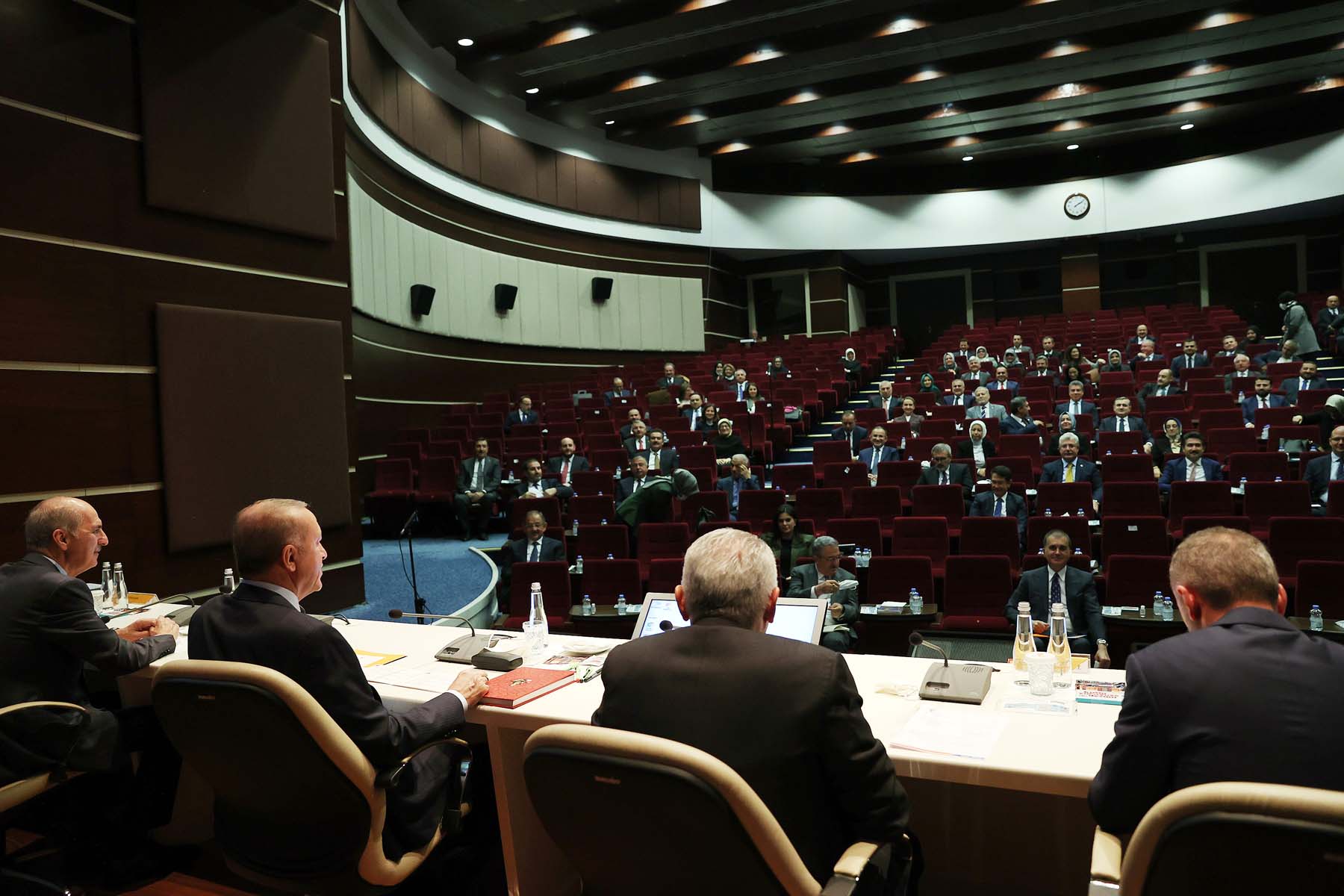 AK Parti'de ekonomi zirvesi! Faiz indirimi ve kurdaki yükseliş değerlendirildi! İşte alınan karar 