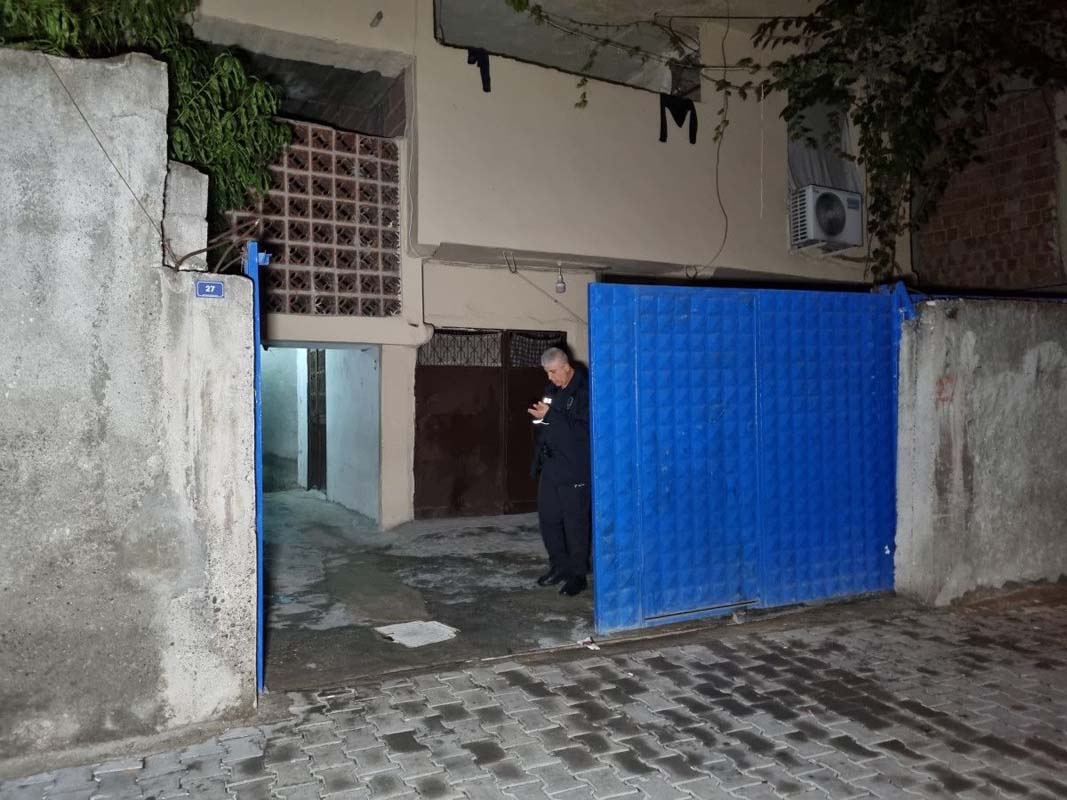 Adana'da tartışma kanlı bitti! Ev arkadaşı uyurken defalarca bıçaklayarak ağır yaraladı! 