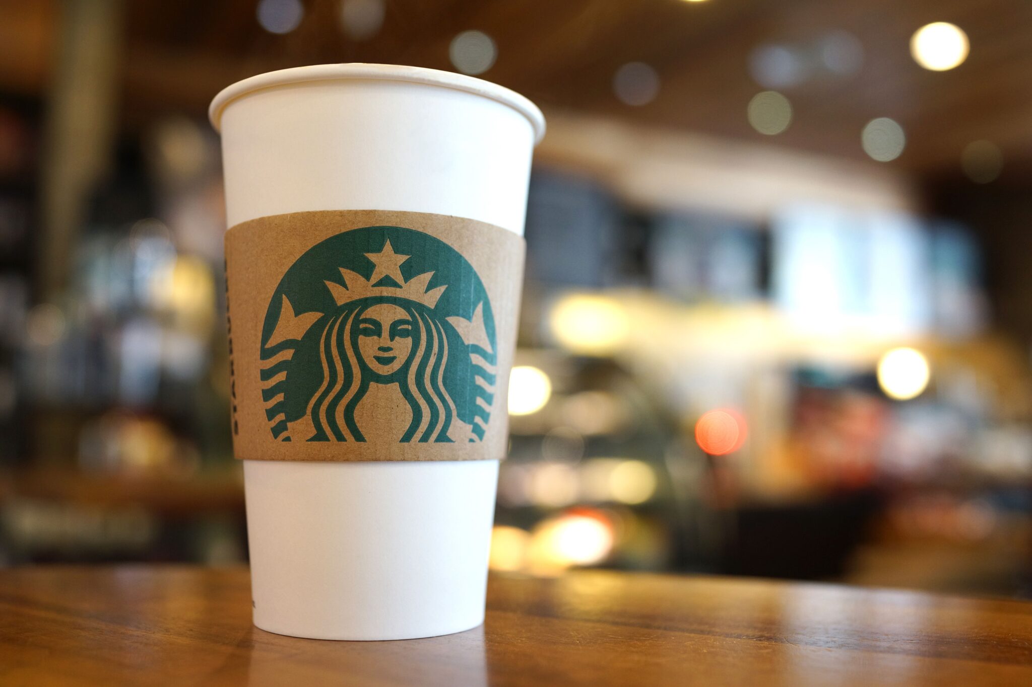 Ayıla bayıla içilen kahvelerin vazgeçilmez adresi Starbucks kapanıyor mu? Ünlü kahve zincirinden yanıt geldi!
