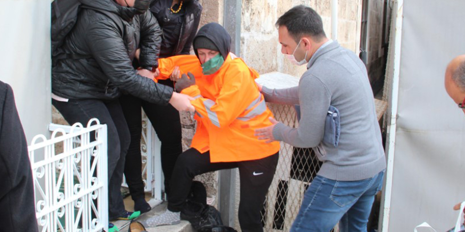 Taşkınlık çıkaran Rus uyruklu kadın camiden güçlükle çıkartıldı! 