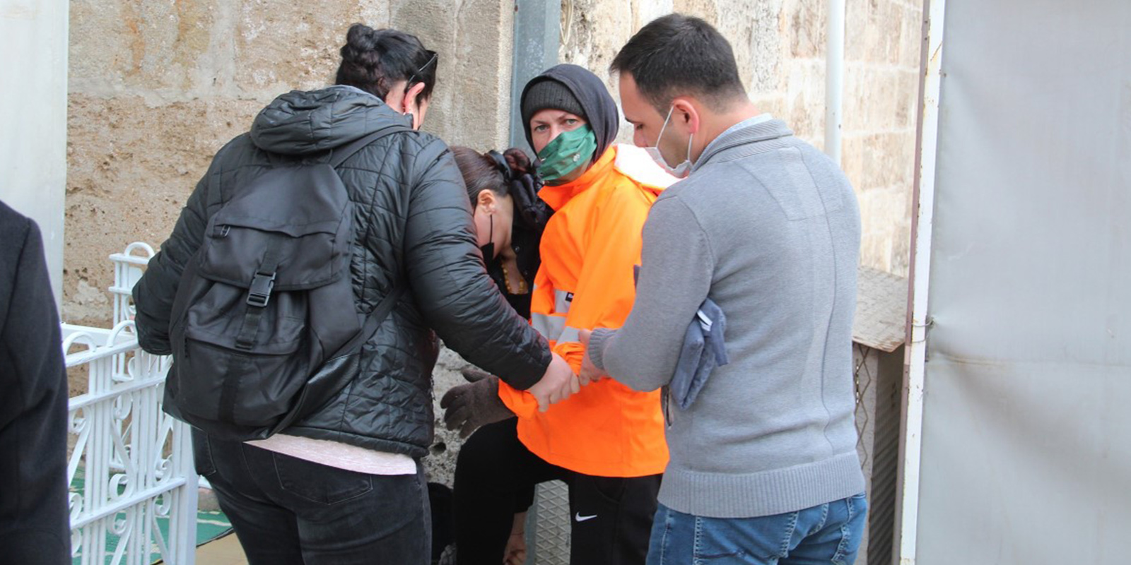 Taşkınlık çıkaran Rus uyruklu kadın camiden güçlükle çıkartıldı! 