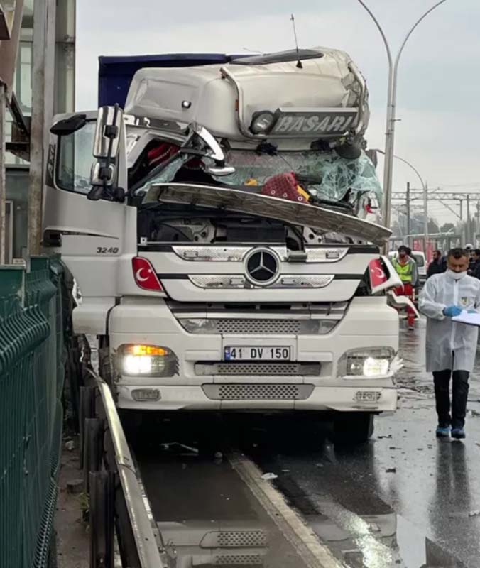 Kocaeli'de intihar vakası kazaya da sebep oldu! Yoldaki cesede çarpmamak için canından oluyordu! Uzun araç kuyrukları oluştu