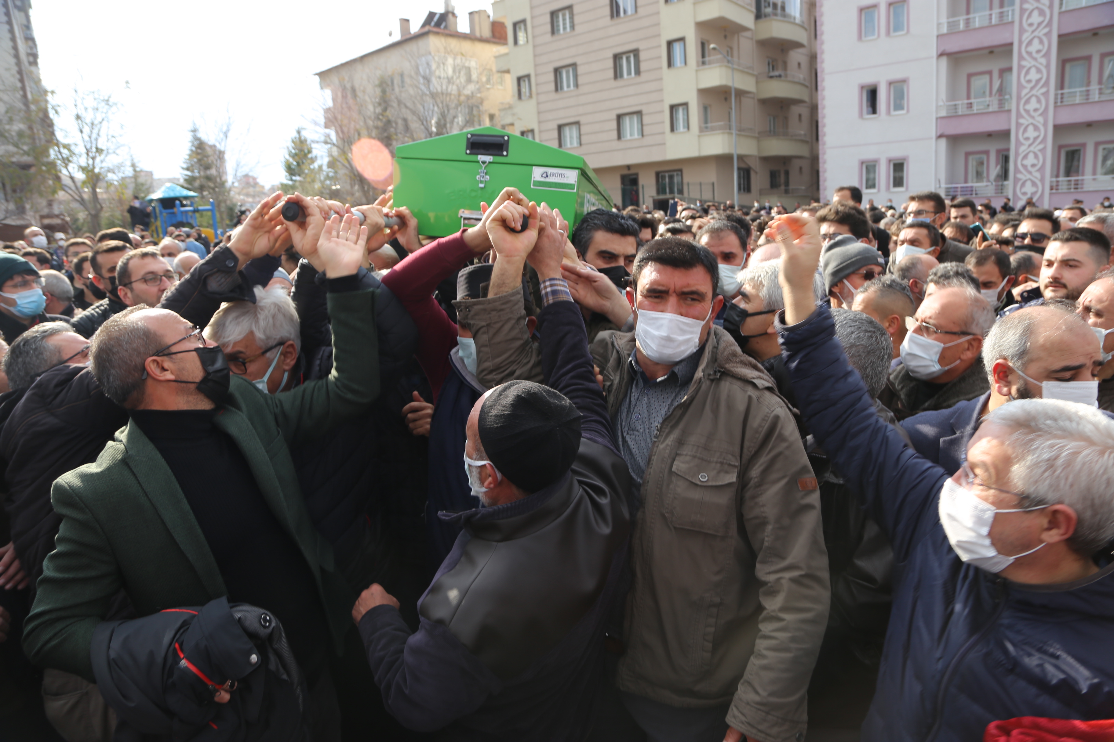 Selçuk Bayraktar'ın mesai arkadaşı İHH gönüllüsü Tarık Kesekçi son yolculuğuna uğurlandı! Selçuk Bayraktar'dan duygulandıran veda konuşması!