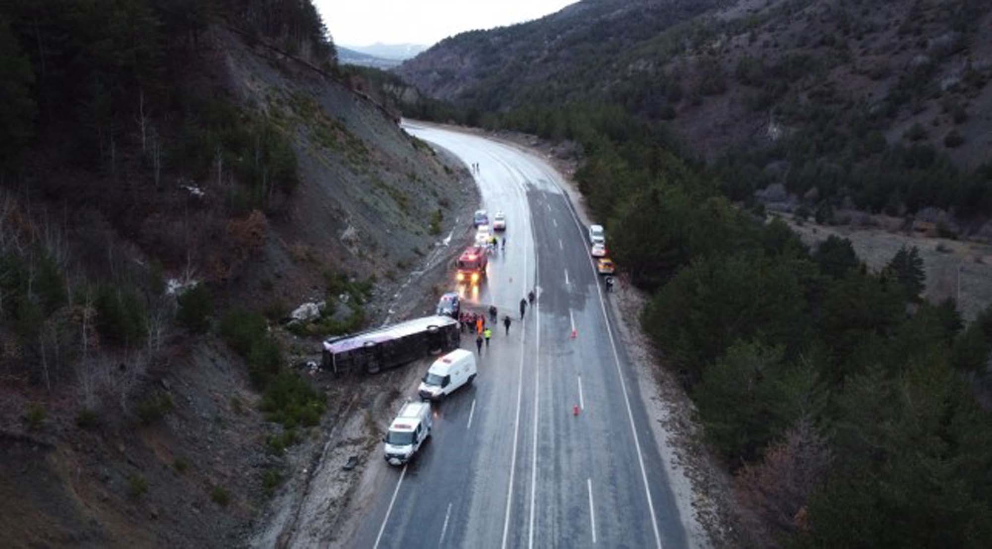 Erzincan'da yolcu otobüsünün devrilmesi sonucu can pazarı meydana geldi: 24 kişi yaralı!